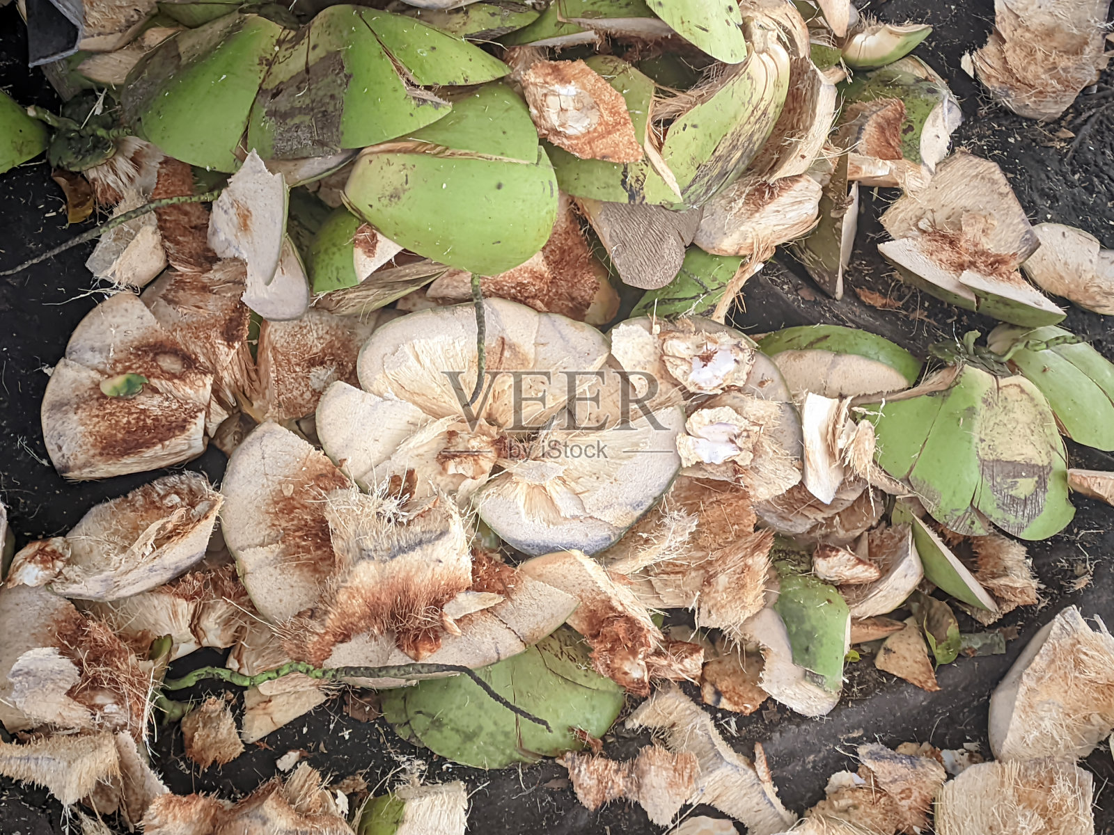 斋月前,地上散落着大量的头皮,斋月里,人们排队买椰子水一起开斋戒时喝照片摄影图片