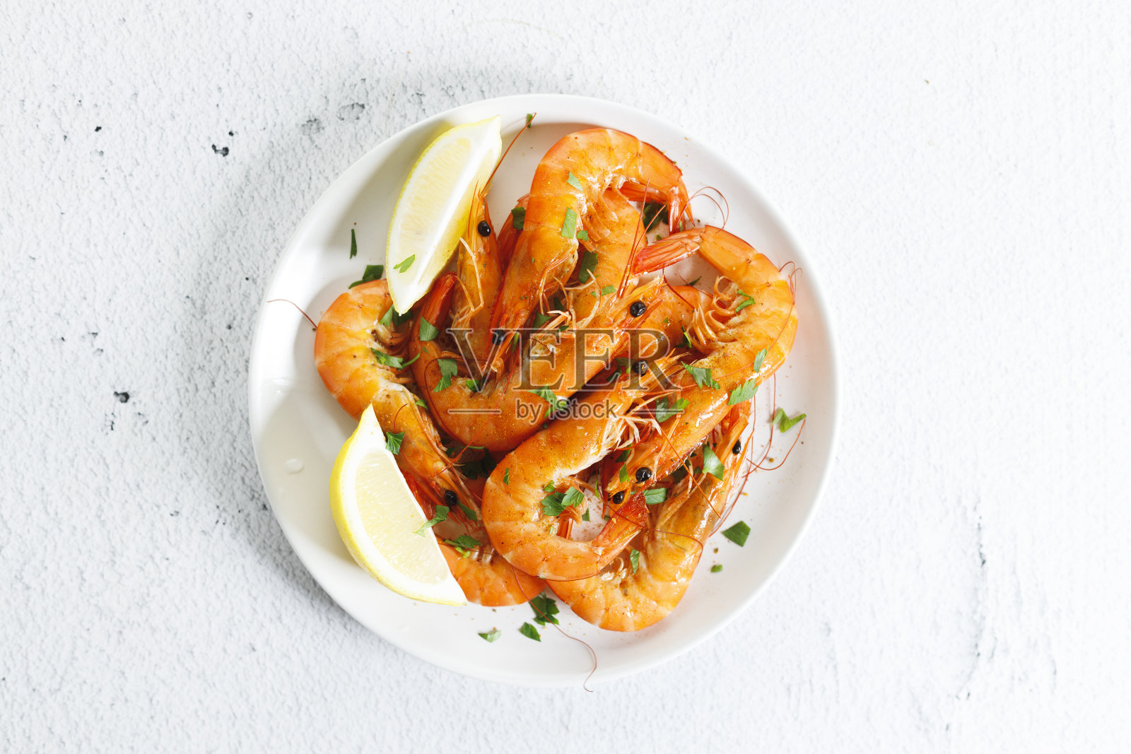 虾仁加调味料和柠檬。照片摄影图片