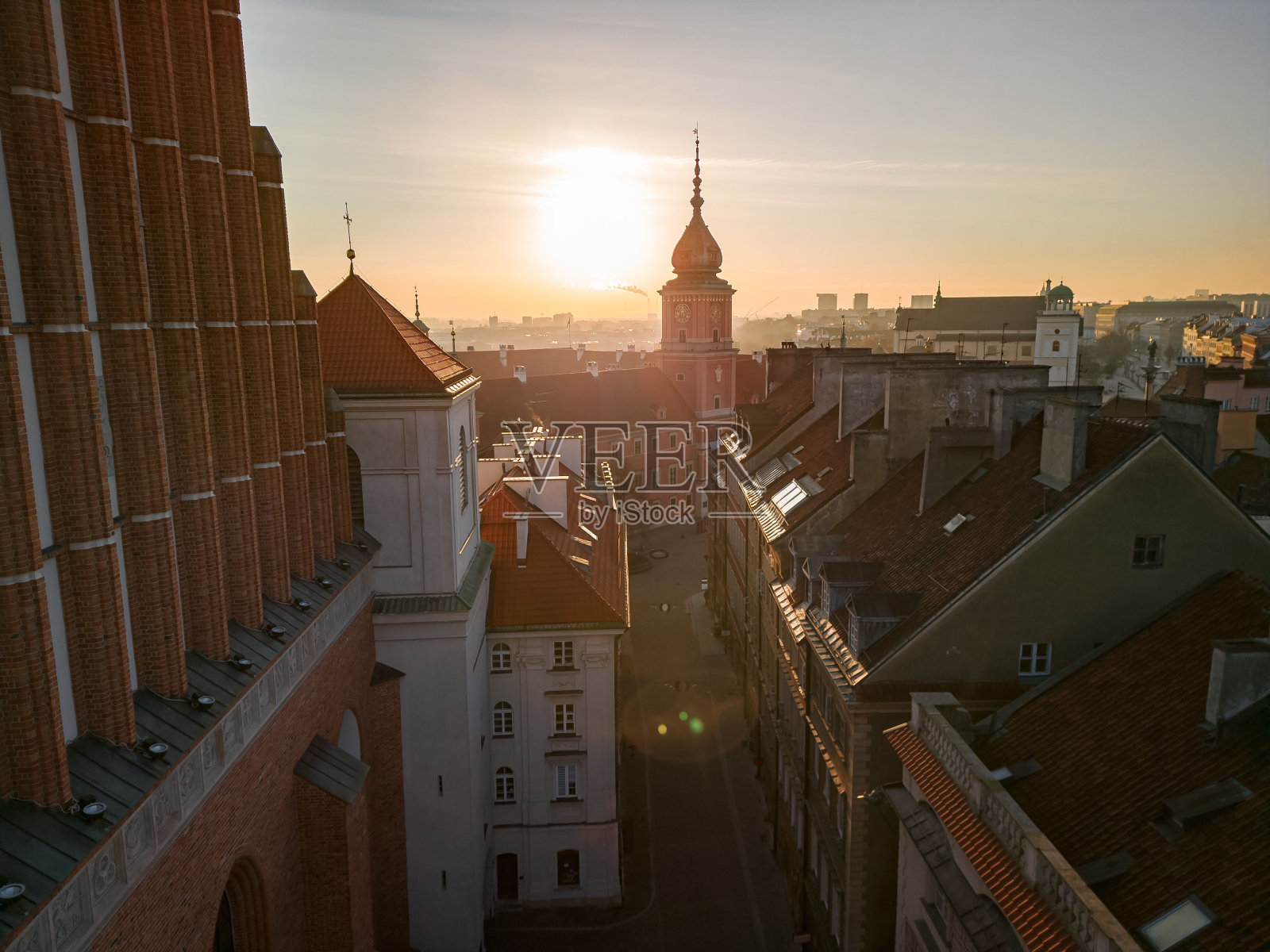 波兰华沙,田园诗般的城市街景,夕阳的光芒照亮了建筑物照片摄影图片