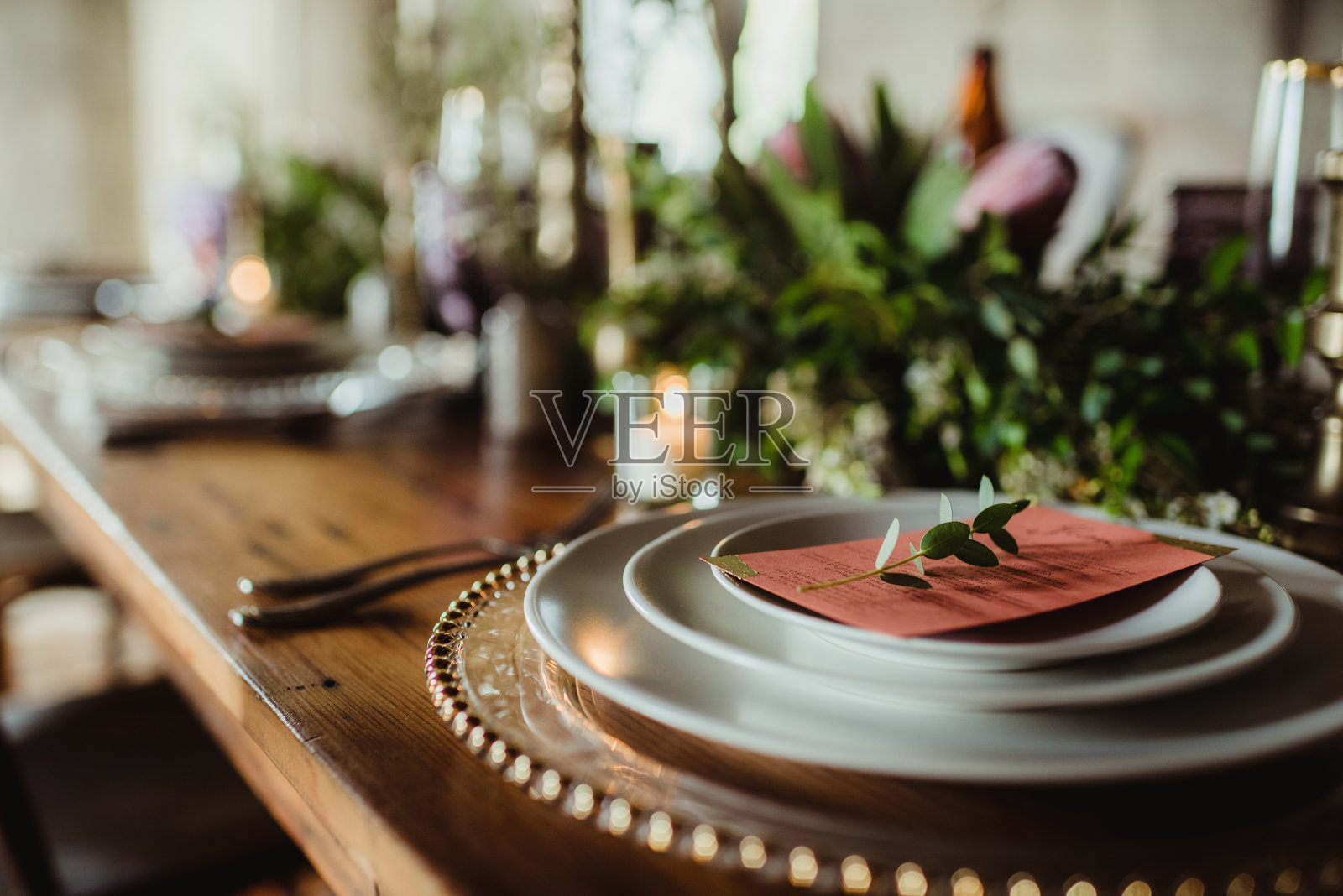 婚宴上优雅的餐具布置照片摄影图片