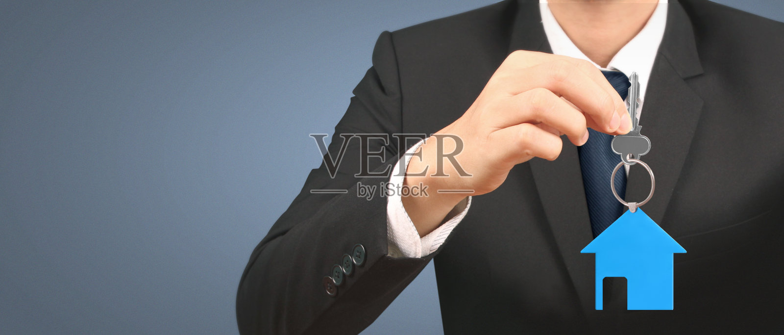 房地产经纪人交出房子钥匙照片摄影图片