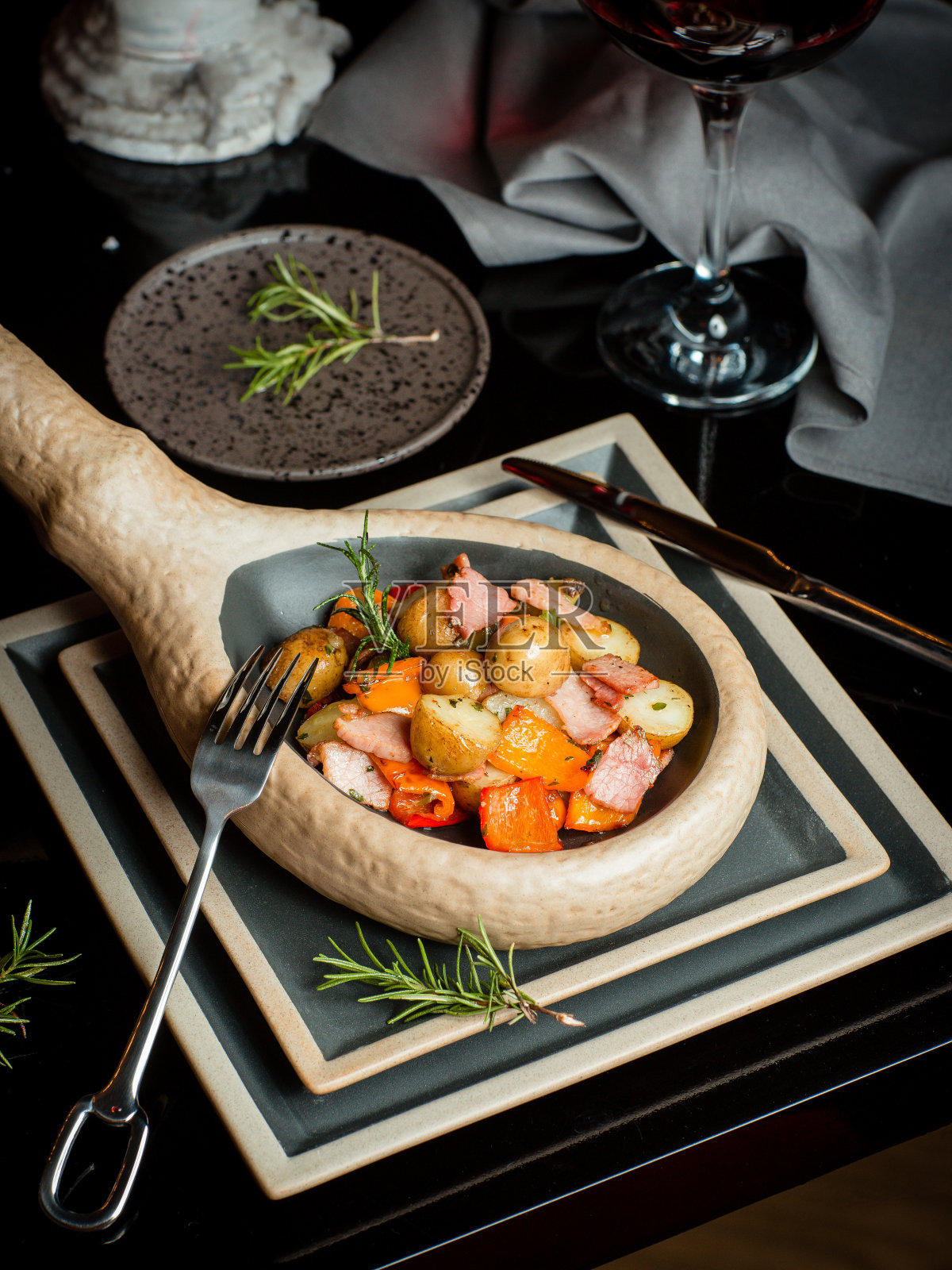 美味佳肴小土豆和小牛肉在一个乡村陶制的盘子里在烤箱里烤照片摄影图片