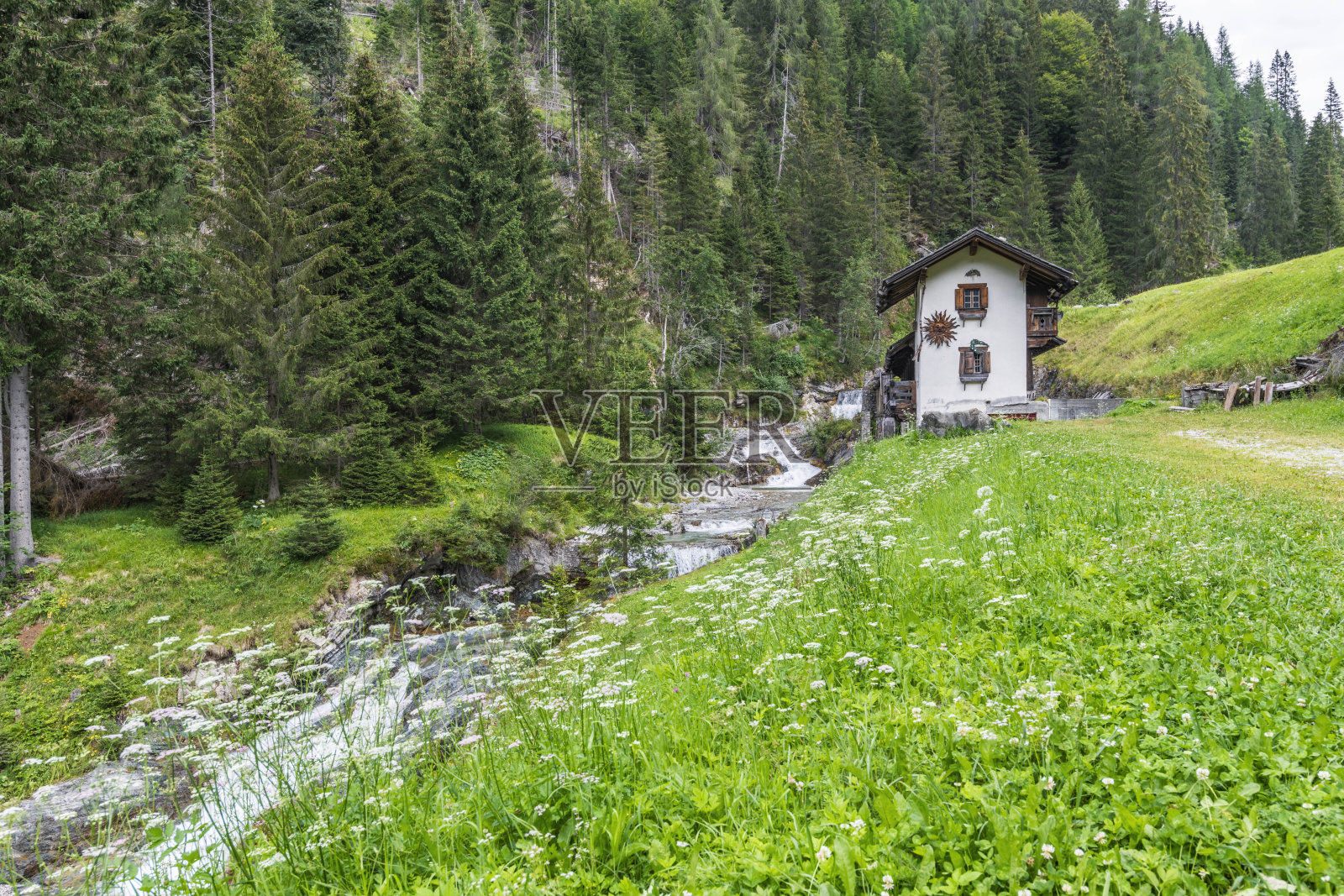 白云石的草地,湖泊和溪流。照片摄影图片