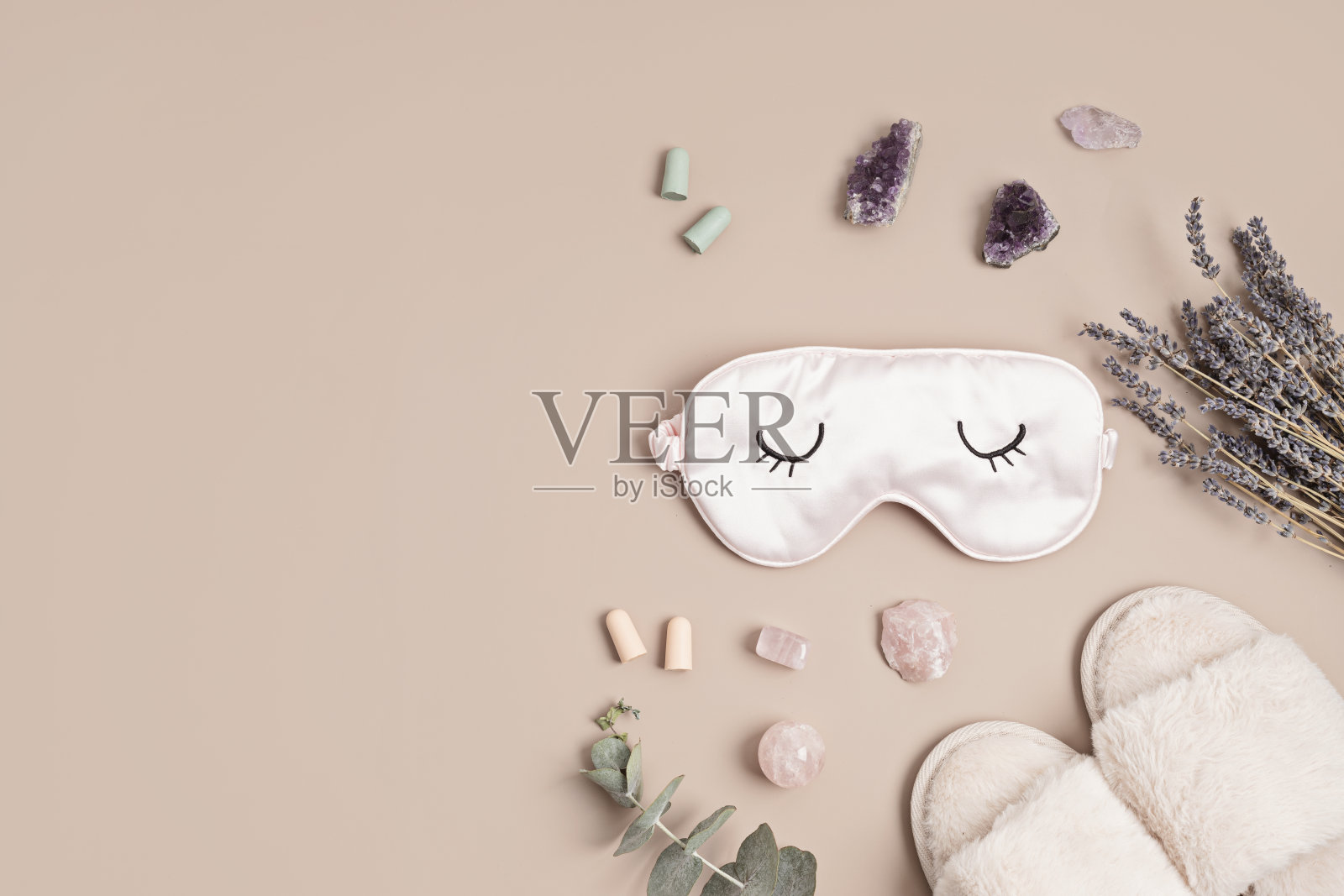 治疗脉轮水晶,薰衣草和睡眠面膜。用宝石改善睡眠质量。失眠的自然治疗照片摄影图片