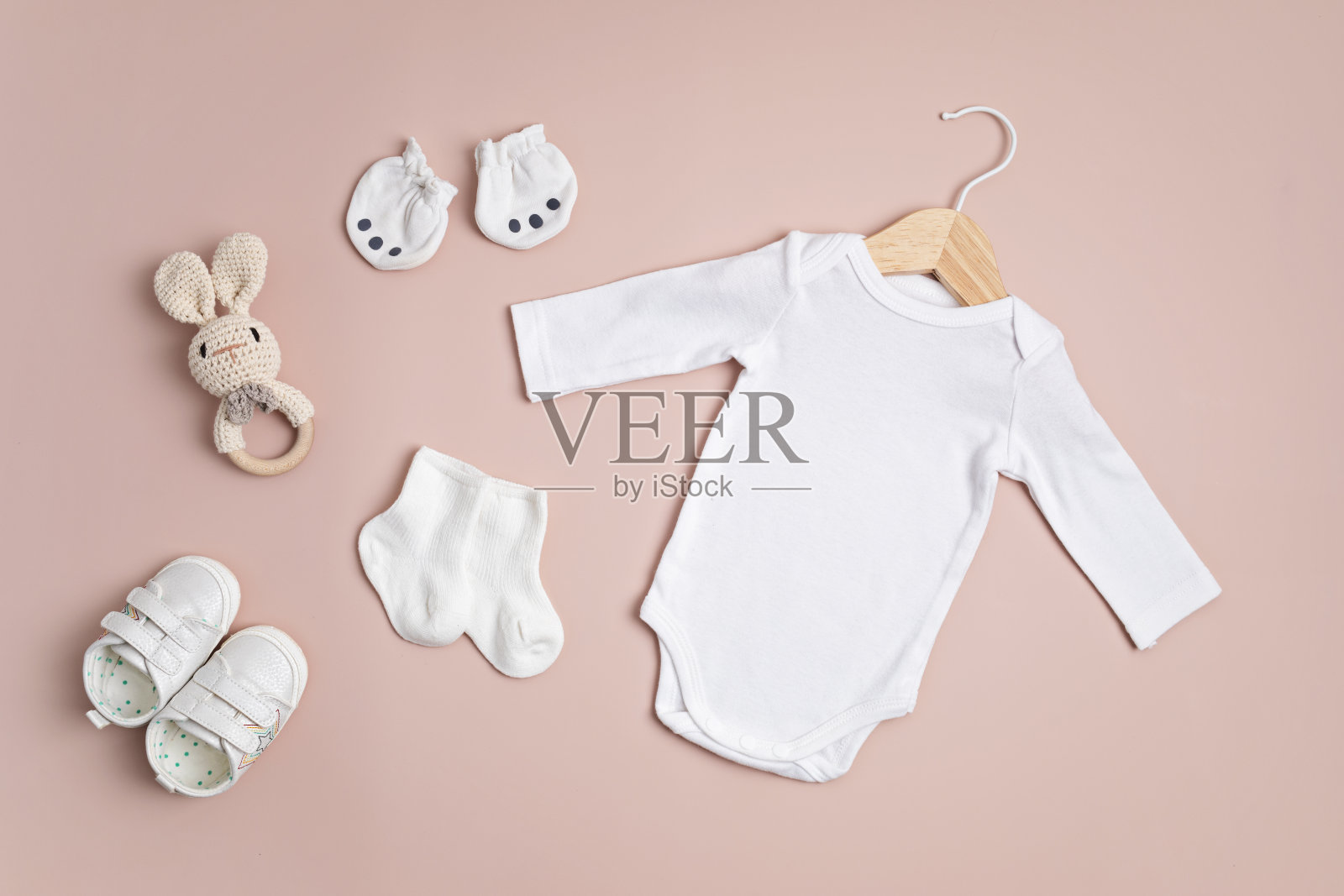 白色婴儿紧身衣的模型,有机棉与环保的婴儿配件。连体衣模板品牌,标志,广告。平铺,俯视图照片摄影图片