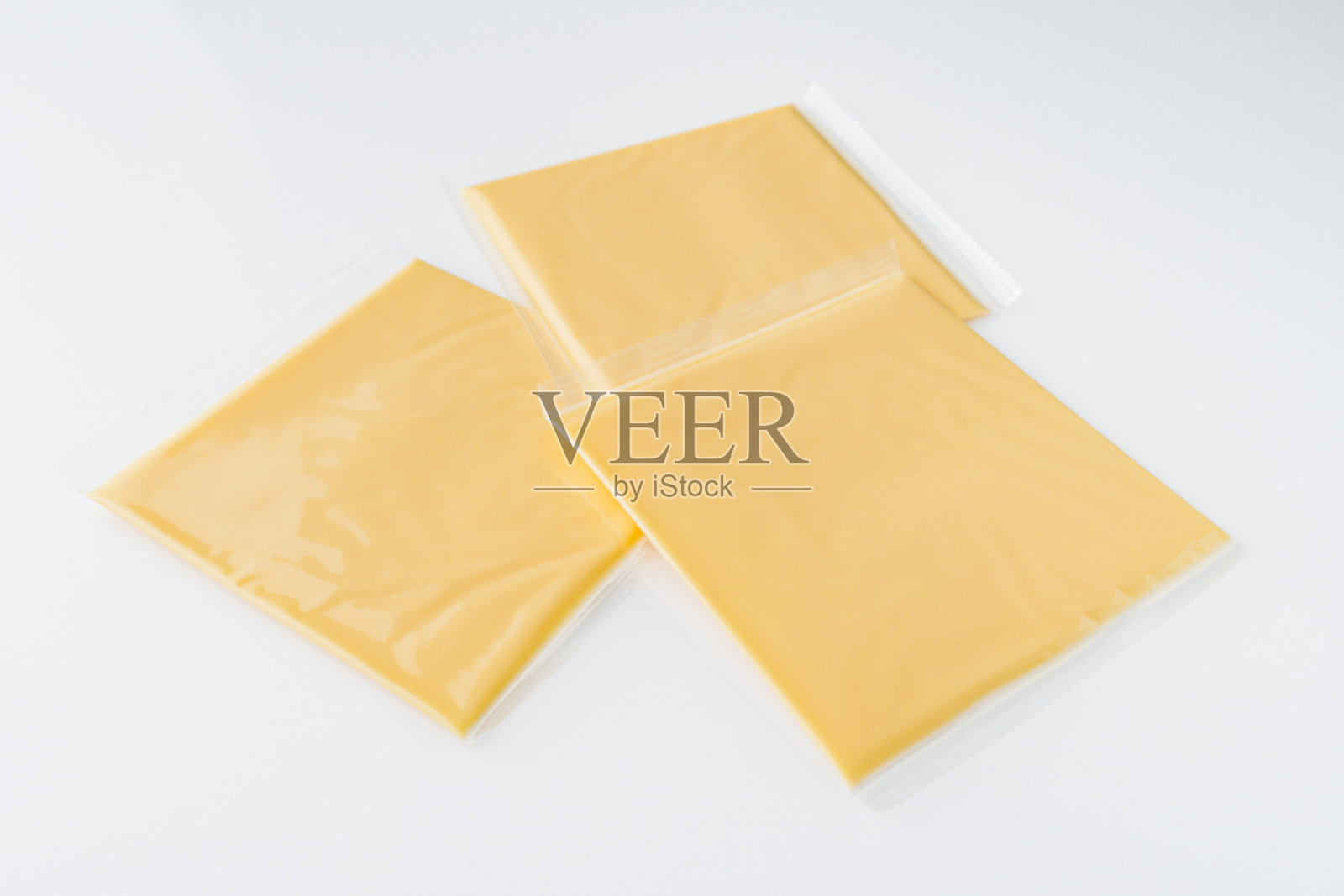 白色背景上的切达干酪片照片摄影图片