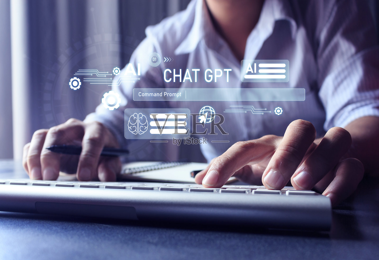 商人拿着微芯片处理器,蓝色背景上有灯。全息数字聊天机器人,应用,会话助手,AI人工智能概念,虚拟屏幕上的数字聊天机器人。照片摄影图片