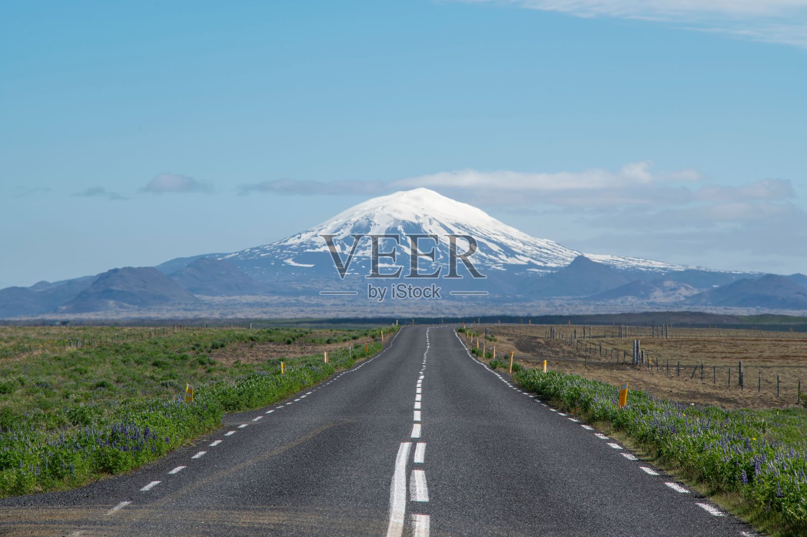 风景优美,空旷的道路通往Hekla山脉在一个阴天照片摄影图片