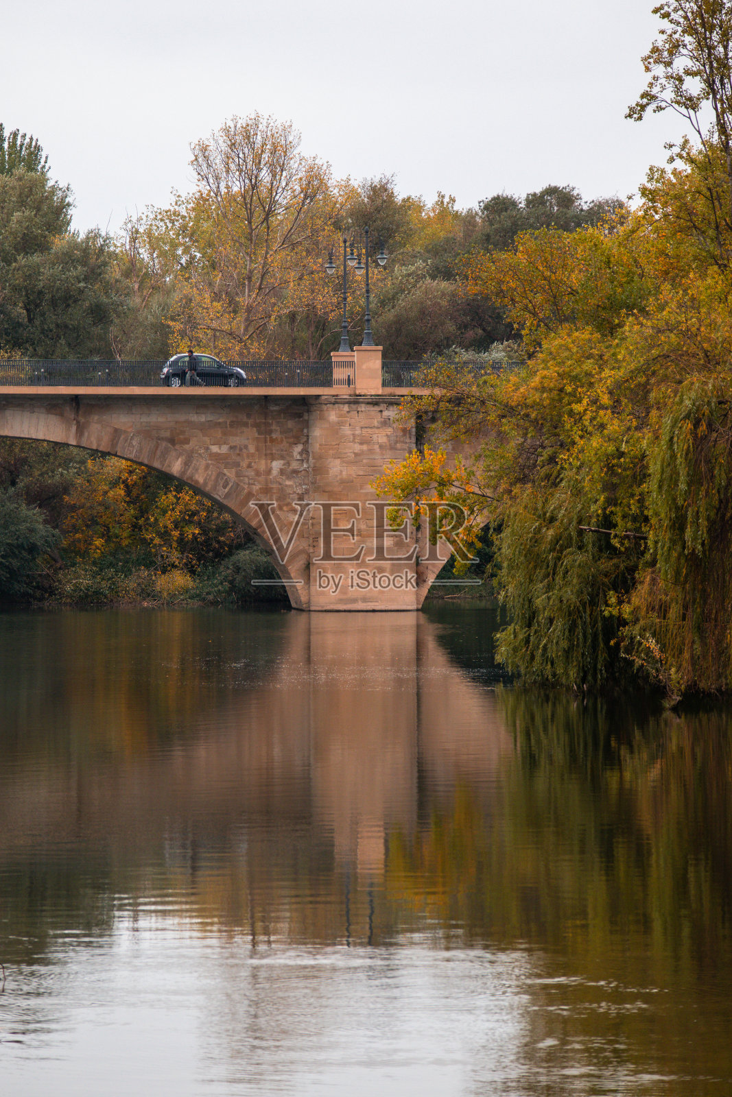 里奥哈石桥的倒影。照片摄影图片