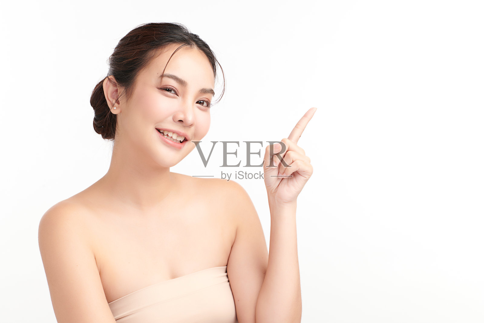 美丽年轻的亚洲女性与清洁新鲜的皮肤在白色的背景,面部护理,面部治疗,美容,美容和水疗,亚洲女性肖像。照片摄影图片