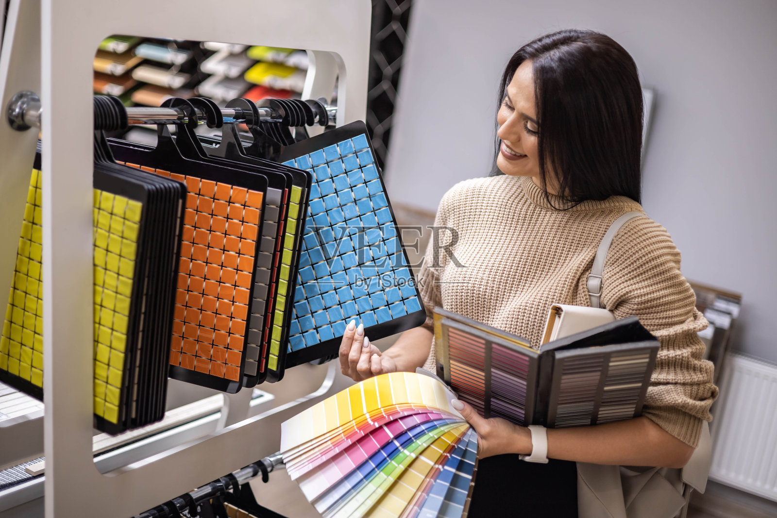 专业的室内设计师女性选择瓷砖马赛克与注浆环氧样品照片摄影图片