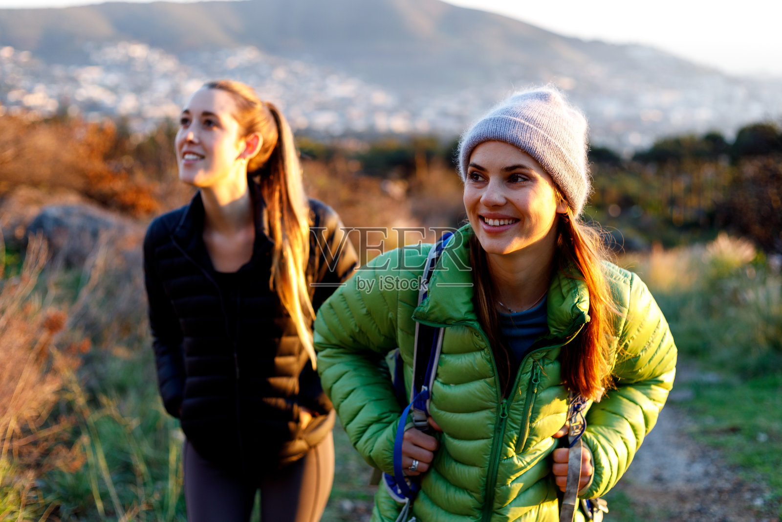 微笑的女性白种人徒步旅行者肖像在冬天的衣服照片摄影图片