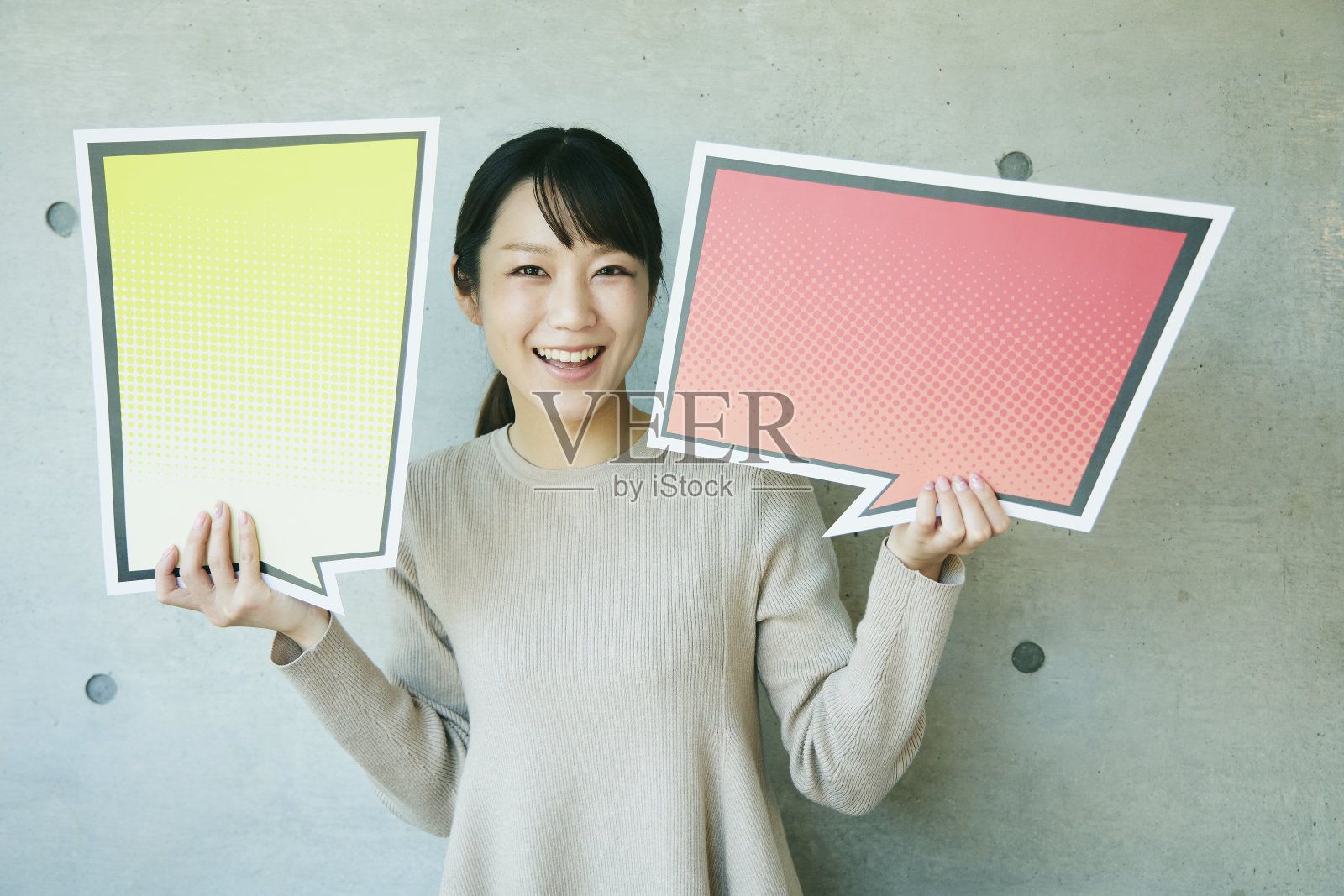 一个拿着空气球的年轻女人照片摄影图片