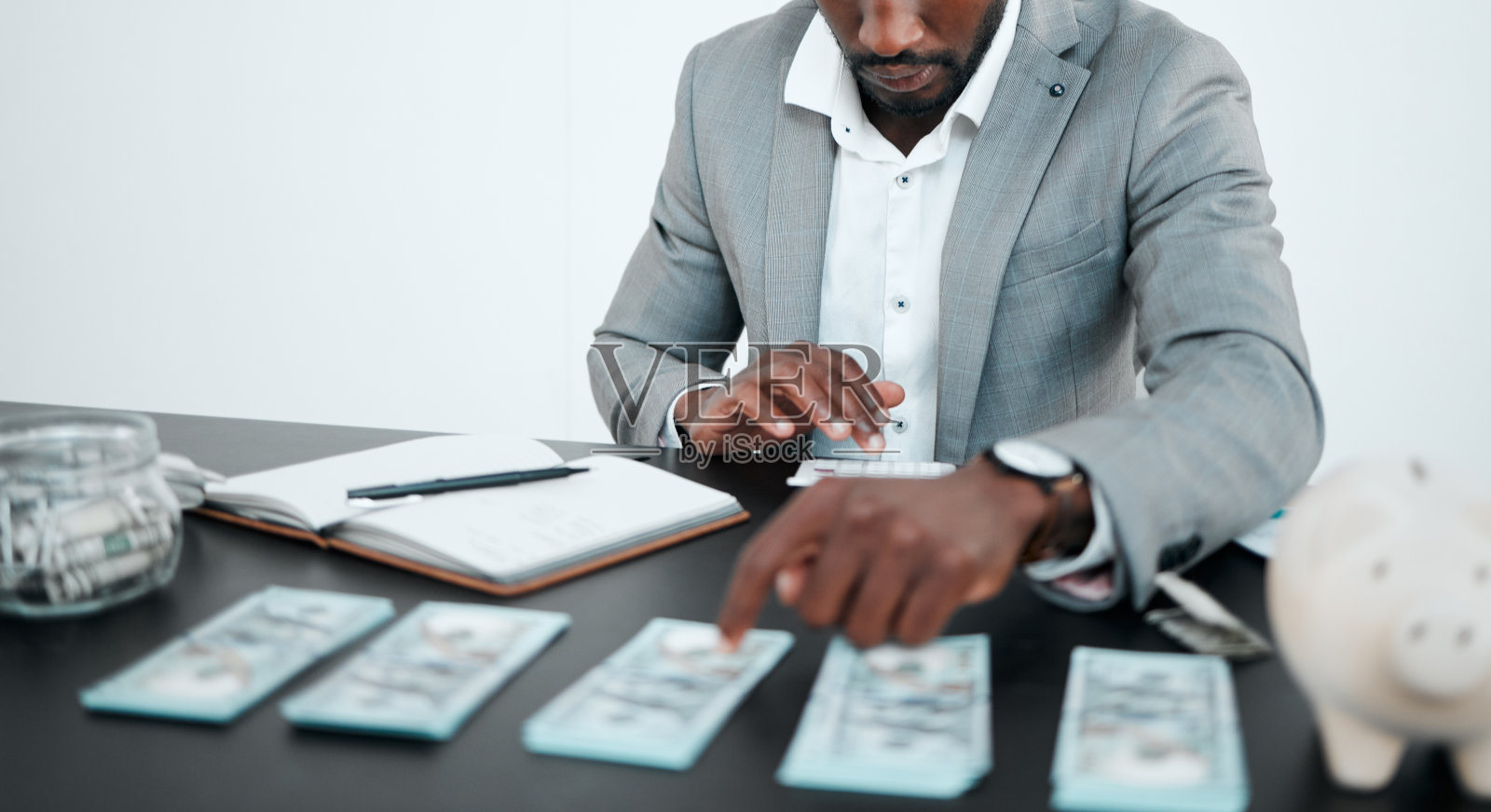 会计,金钱和商人计划预算,财务投资和审计上的计算器。现金、利润和会计配合检查收入、财务管理和储蓄照片摄影图片