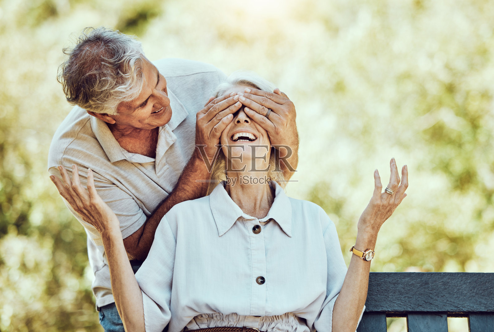 退休,爱和惊喜,在公园里,一个年长的男人从后面遮住了他妻子的眼睛。快乐,微笑或与一个成熟的丈夫和一个惊讶的女人在夏天的花园里约会照片摄影图片