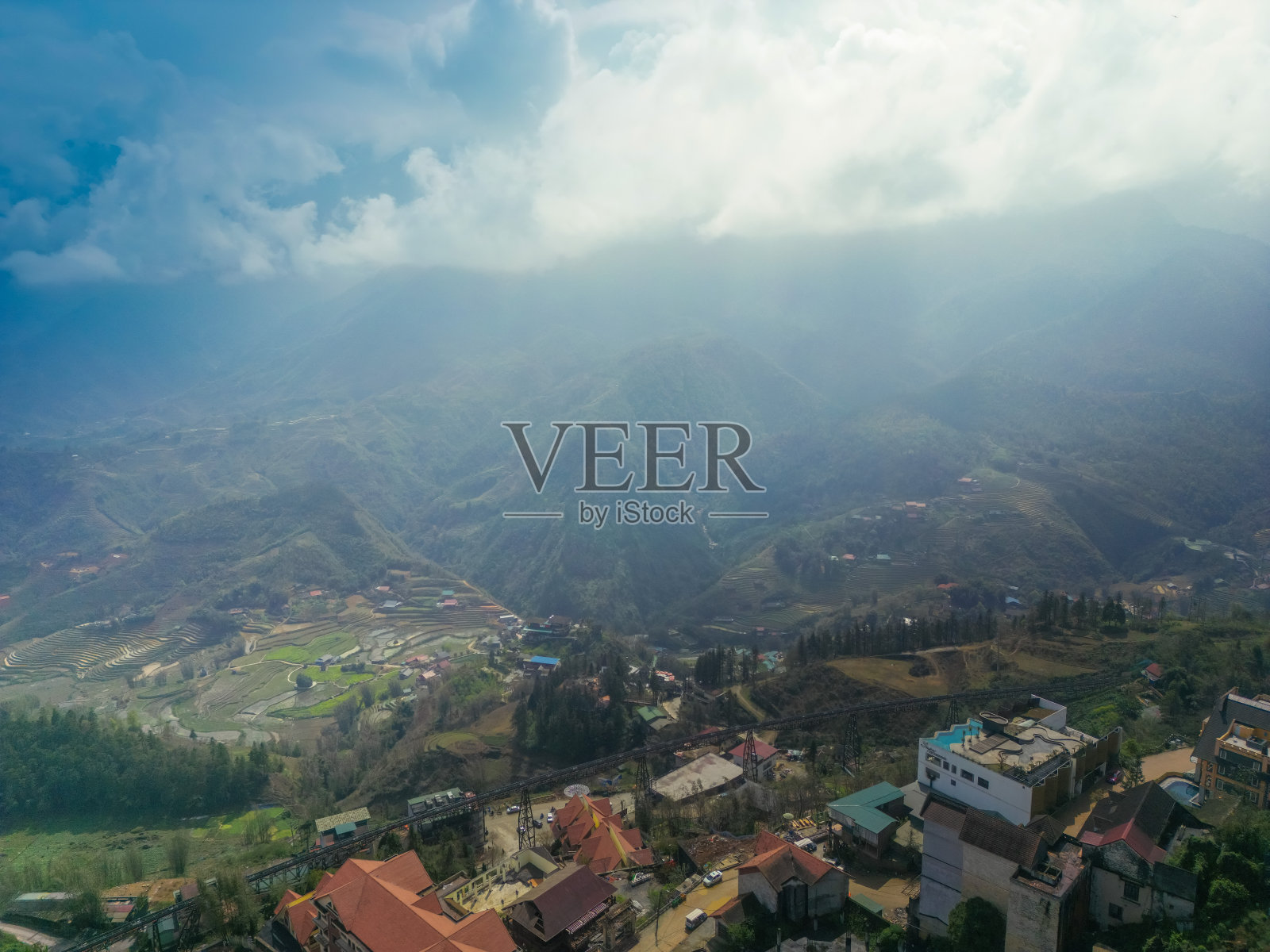 亚洲越南老蔡省萨帕市山城景观鸟瞰图,阳光明媚,夕阳西下,云中山景照片摄影图片