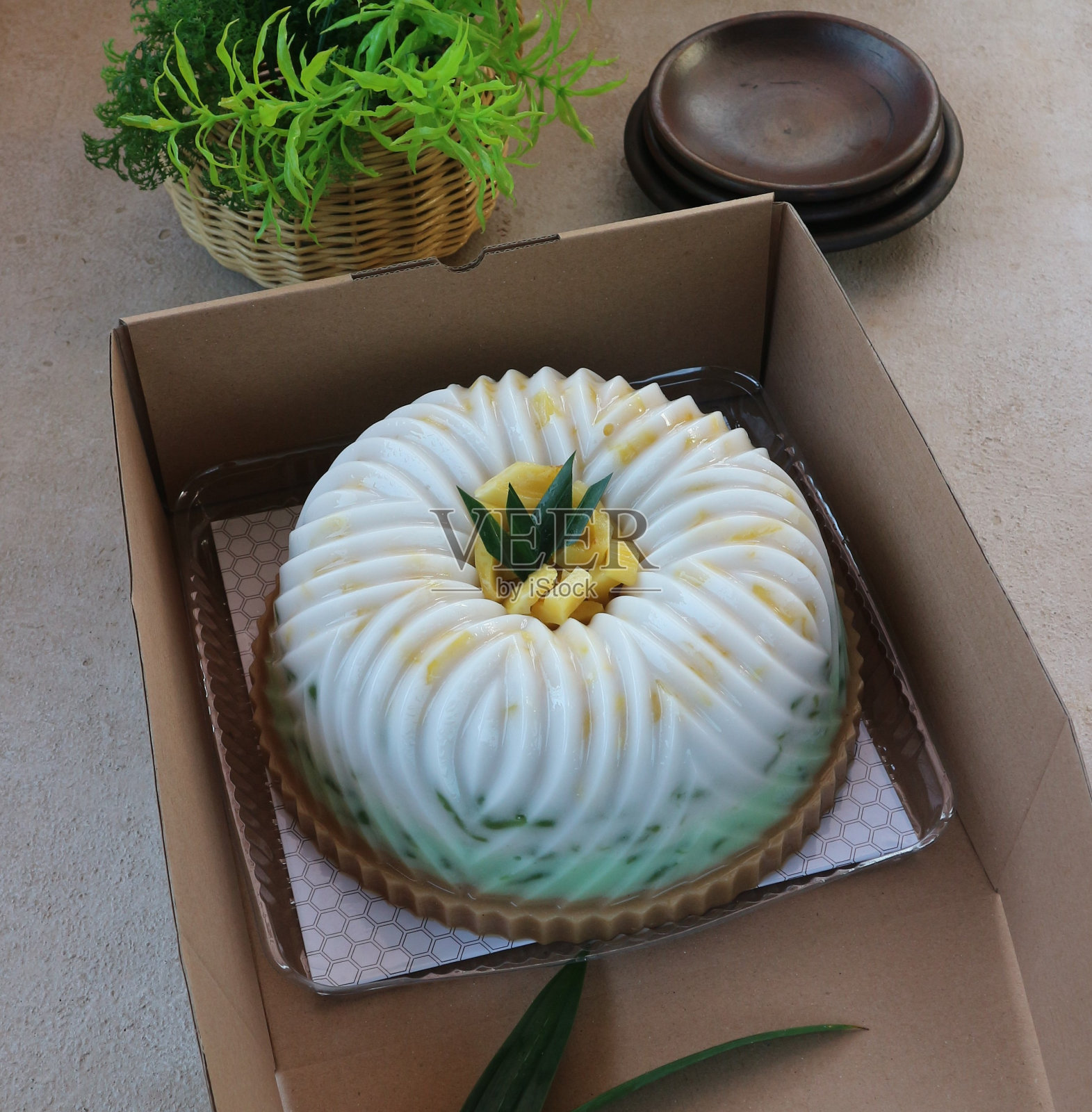 用纸板包装的菠萝蜜布丁照片摄影图片