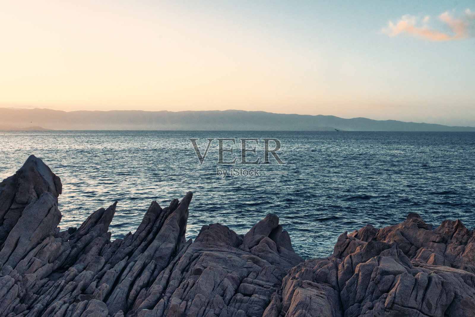 从科西嘉岛看地中海日出照片摄影图片