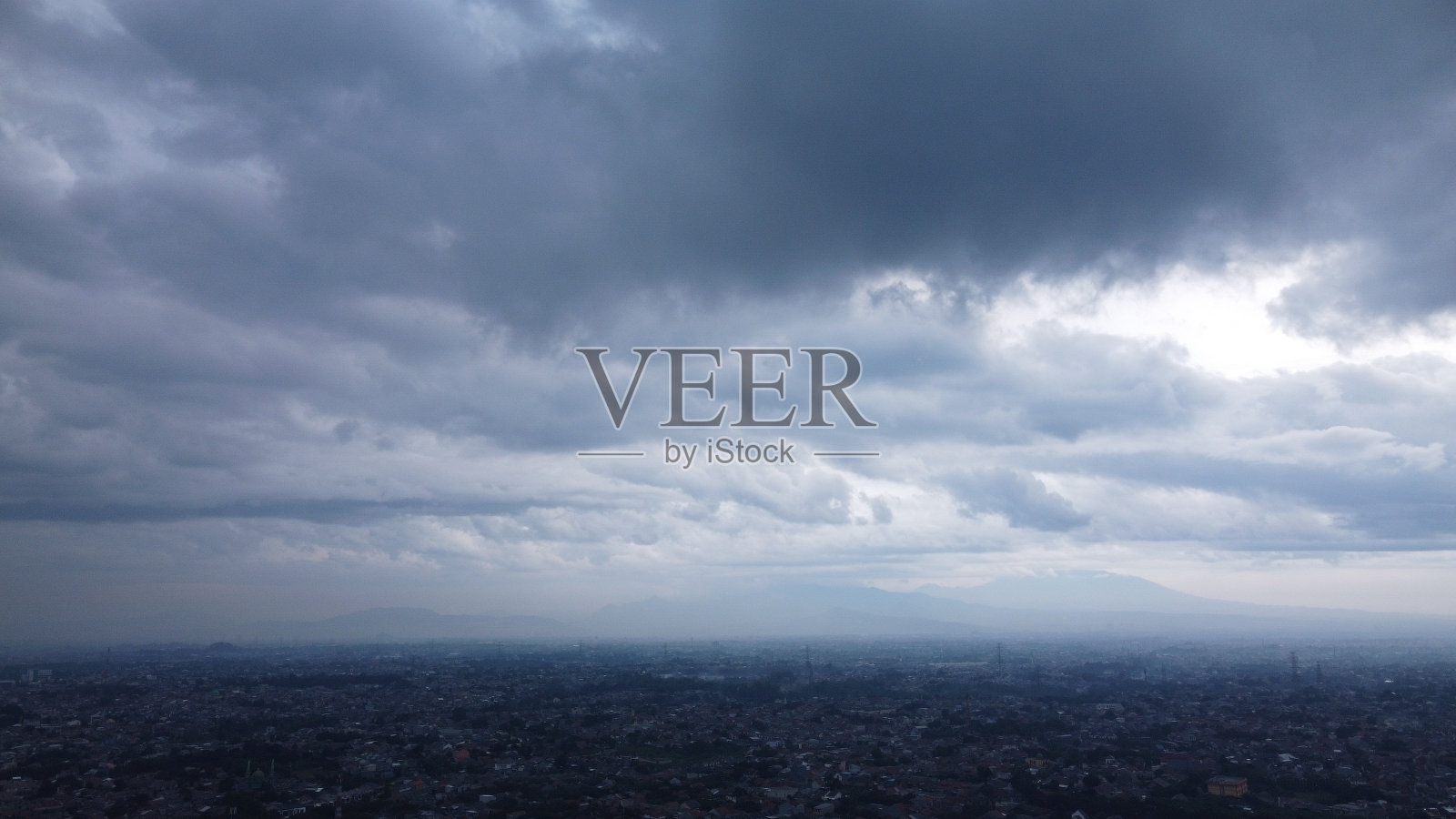 雨季的夜空照片摄影图片