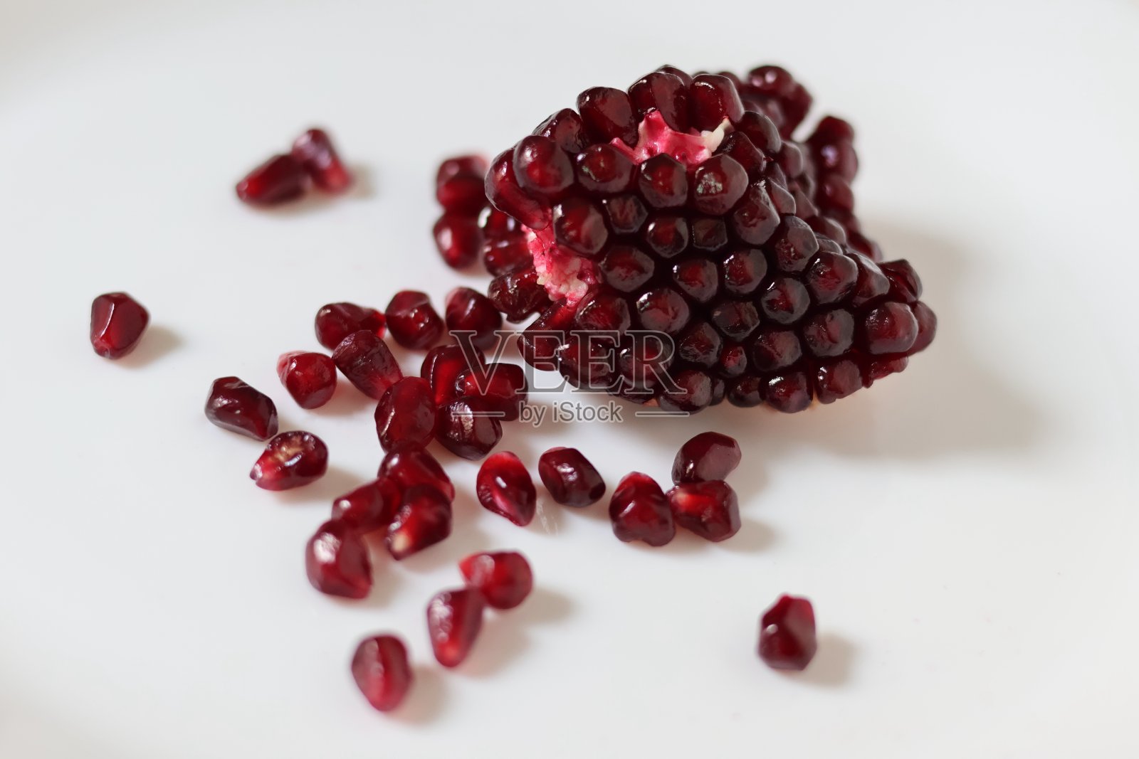 白底红石榴照片摄影图片