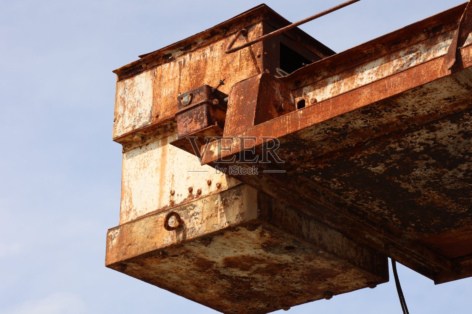 旧的港口起重机在阳光下生锈了照片摄影图片