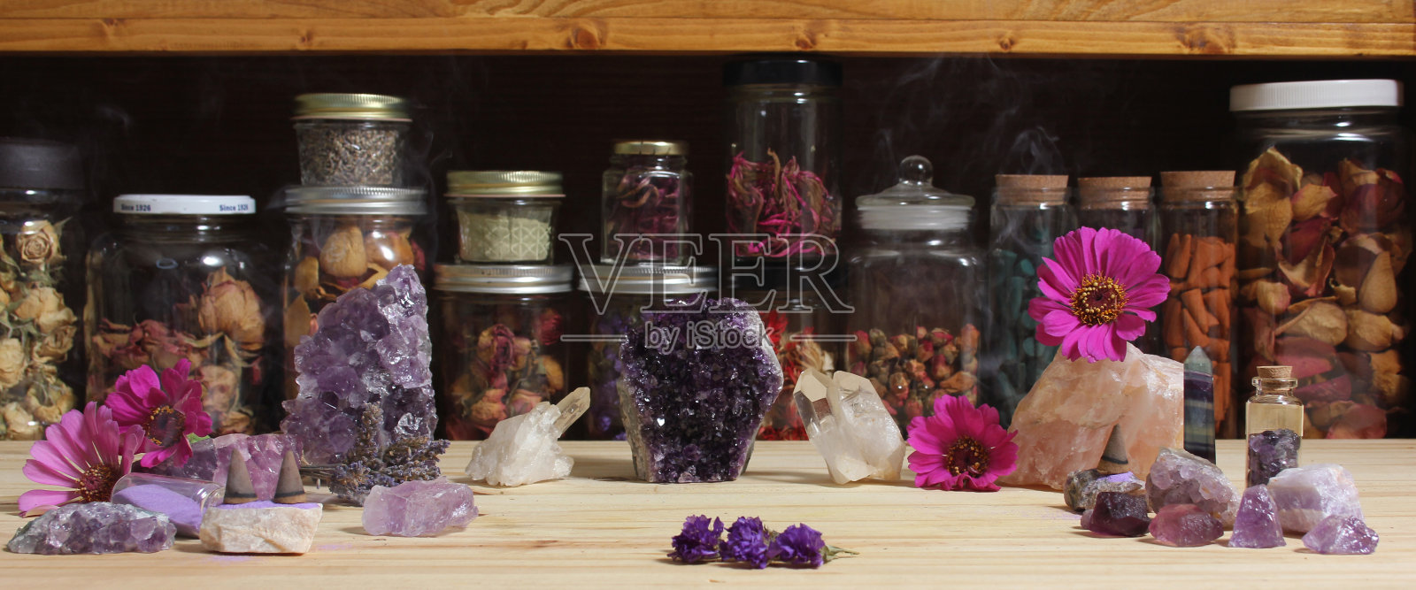 冥想桌上的紫水晶和花照片摄影图片