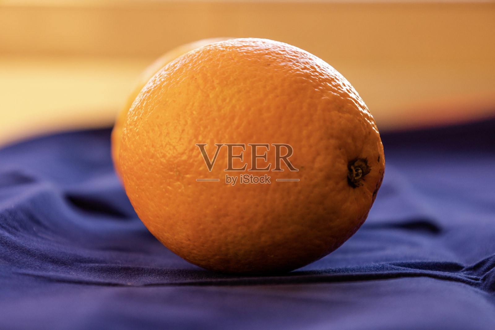 新鲜成熟多汁的橙子在黑色背景上照片摄影图片