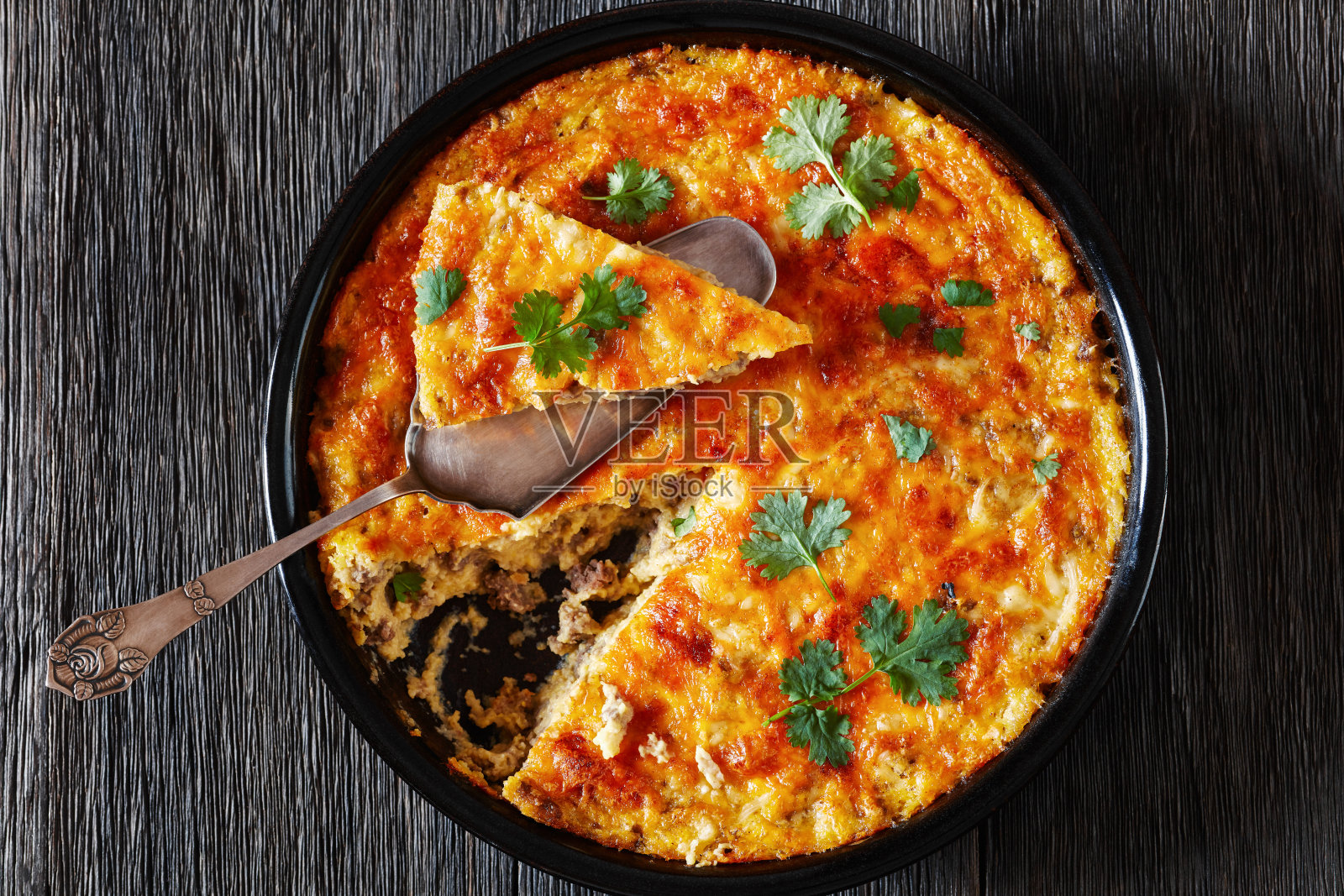 奶酪粗面粉砂锅配碎牛肉照片摄影图片