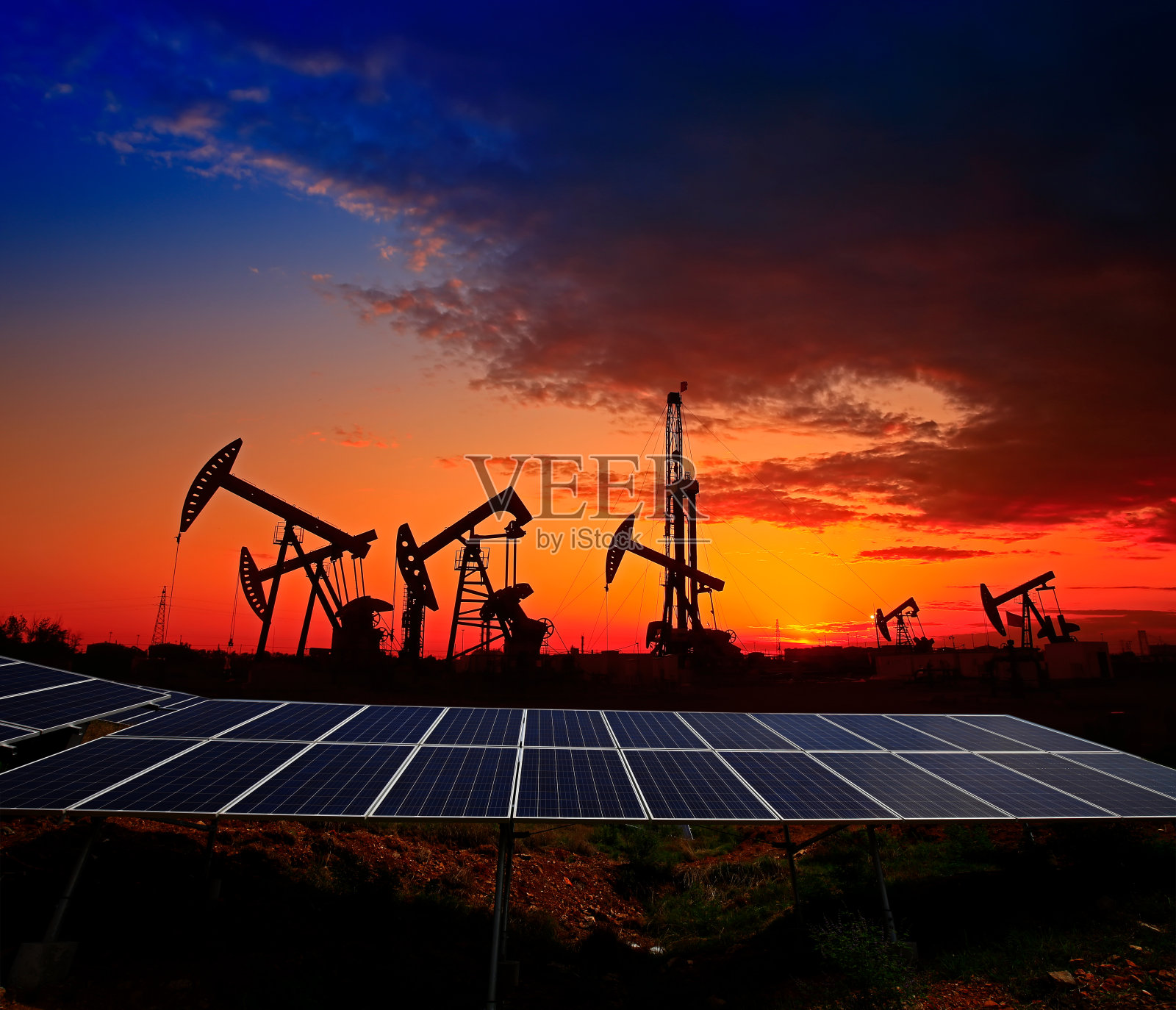 带有太阳能电池板的油泵照片摄影图片