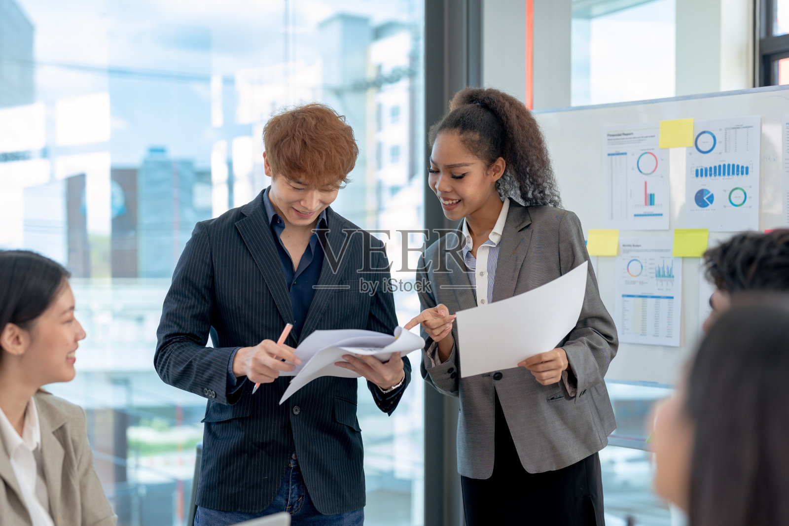 富有创意的年轻亚洲商人聚集在一起,交流各个部门的想法,推动新项目。照片摄影图片