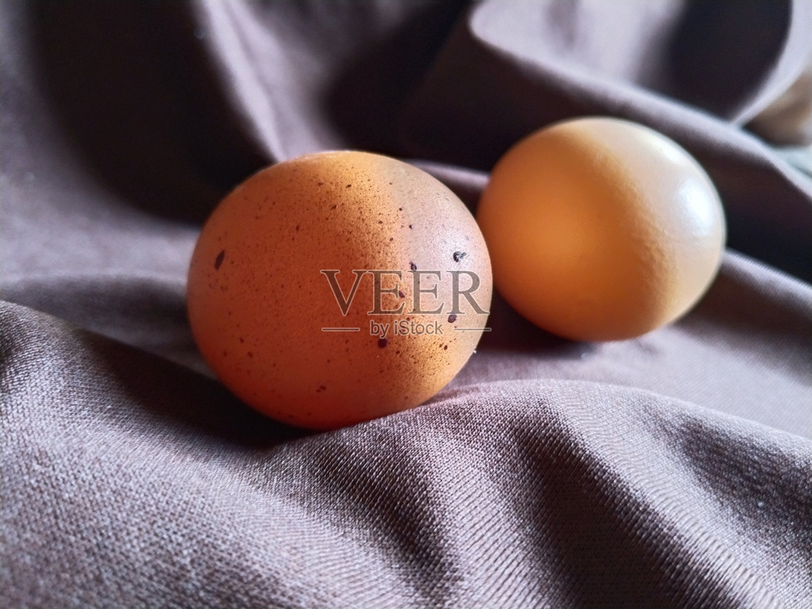 煮斋月要两个鸡蛋照片摄影图片