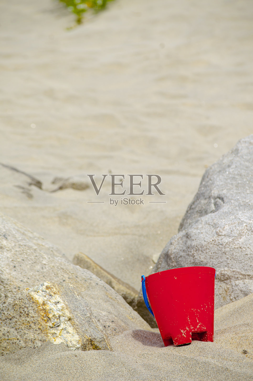 儿童海滩的大锅孤立在沙滩上照片摄影图片