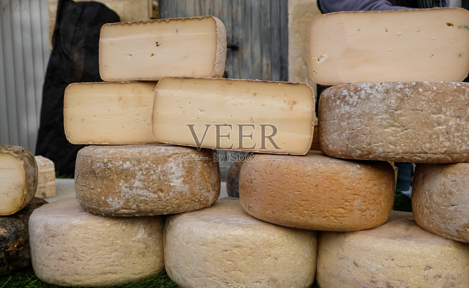 法国有不同种类的奶酪。照片摄影图片