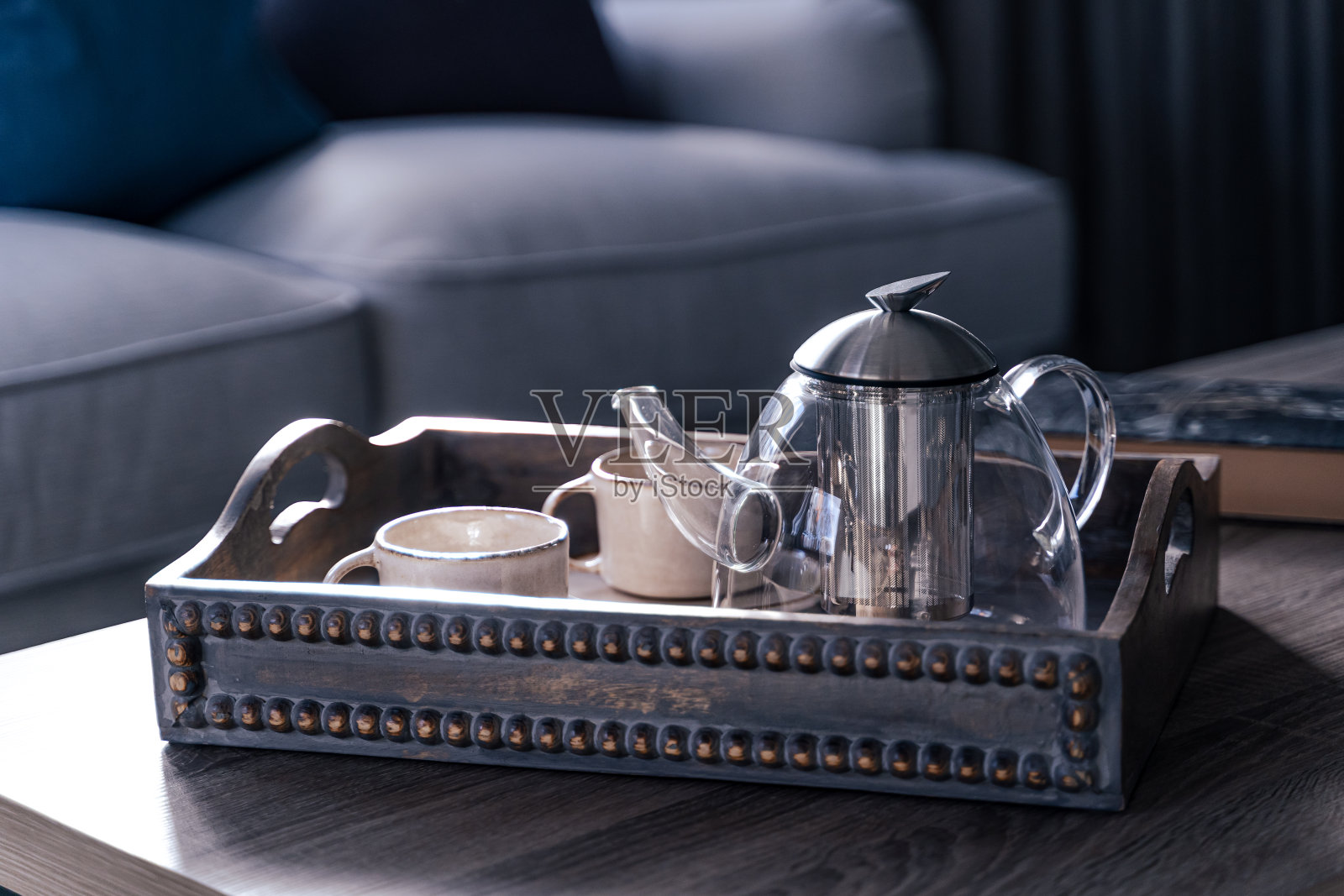 桌子上的茶壶和杯子的特写镜头照片摄影图片