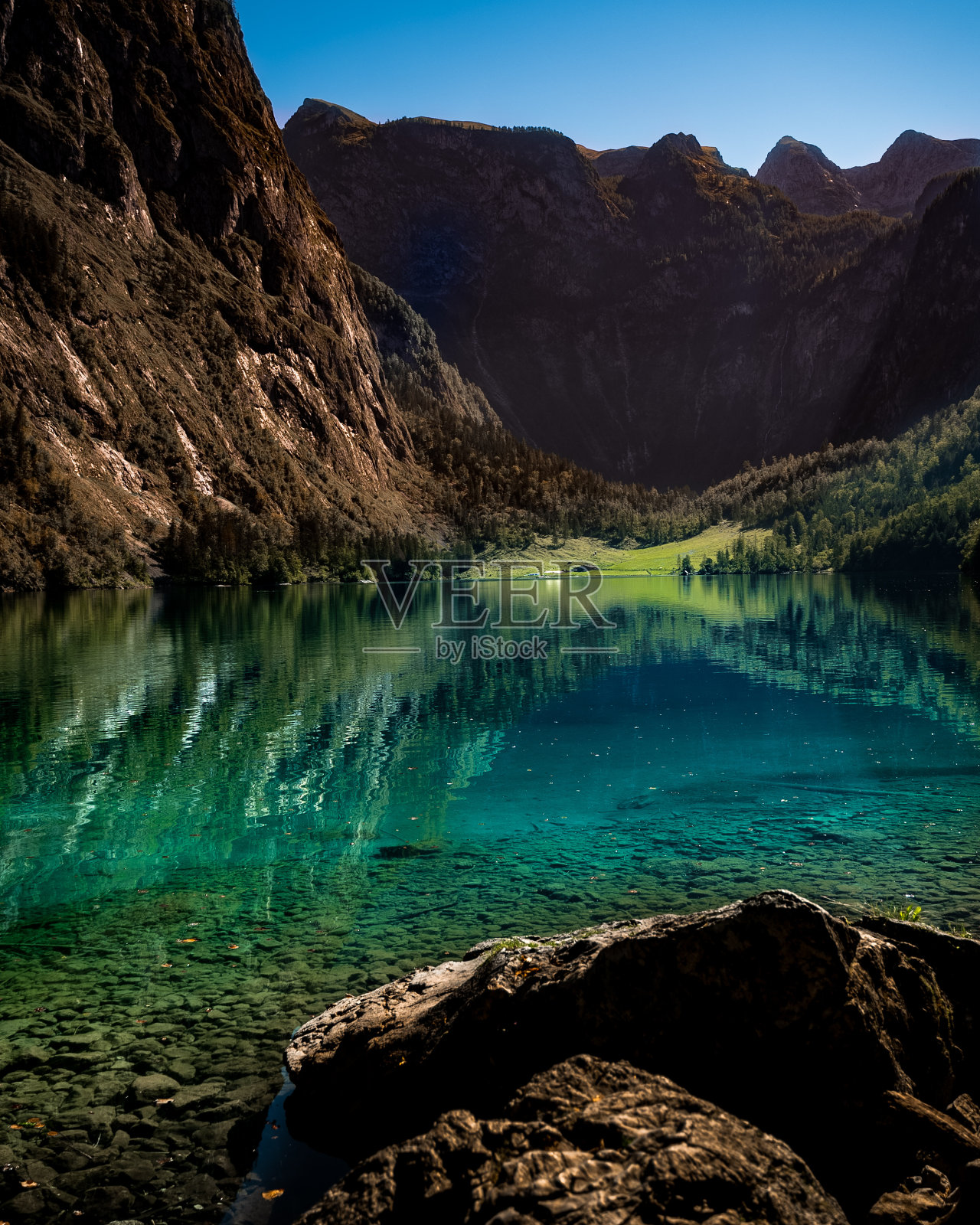 优美的山水景一览高原与河流的倒影照片摄影图片