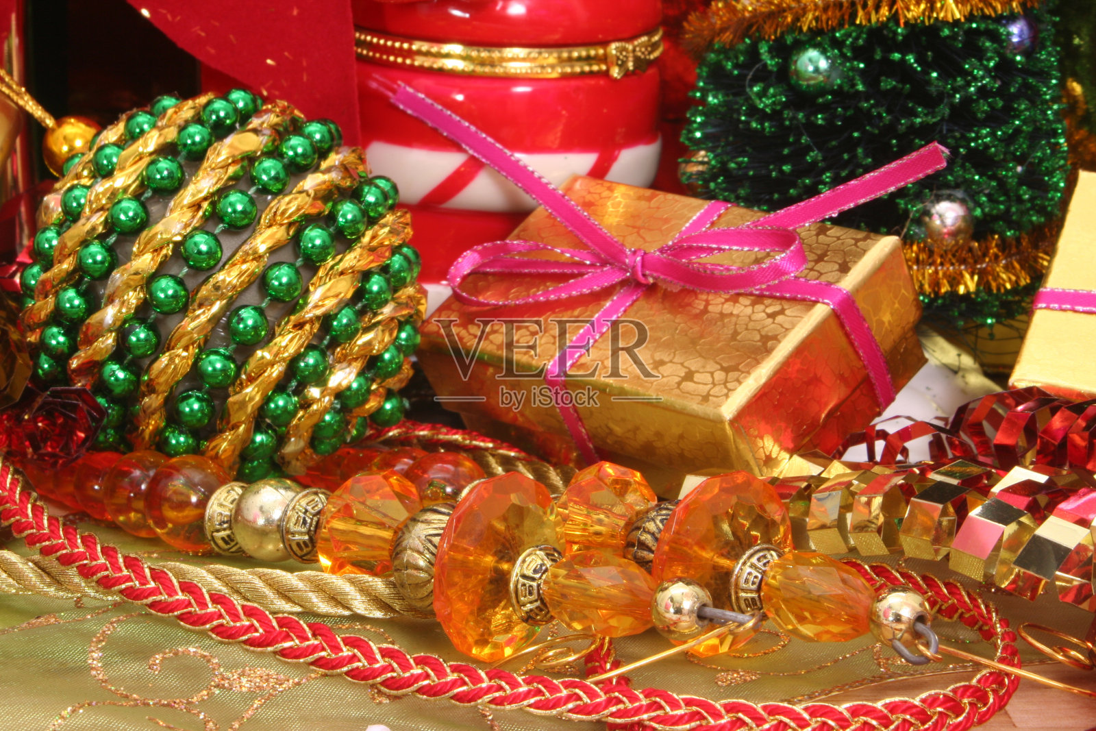 特写的圣诞装饰与弓,球和珠子照片摄影图片