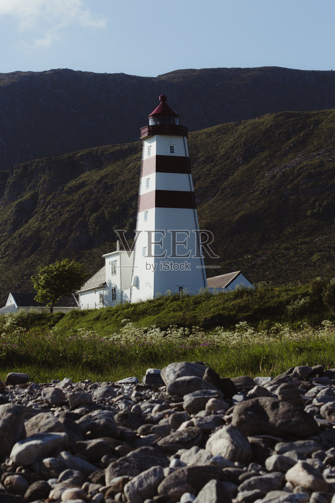 挪威阿尔内斯灯塔的垂直镜头照片摄影图片
