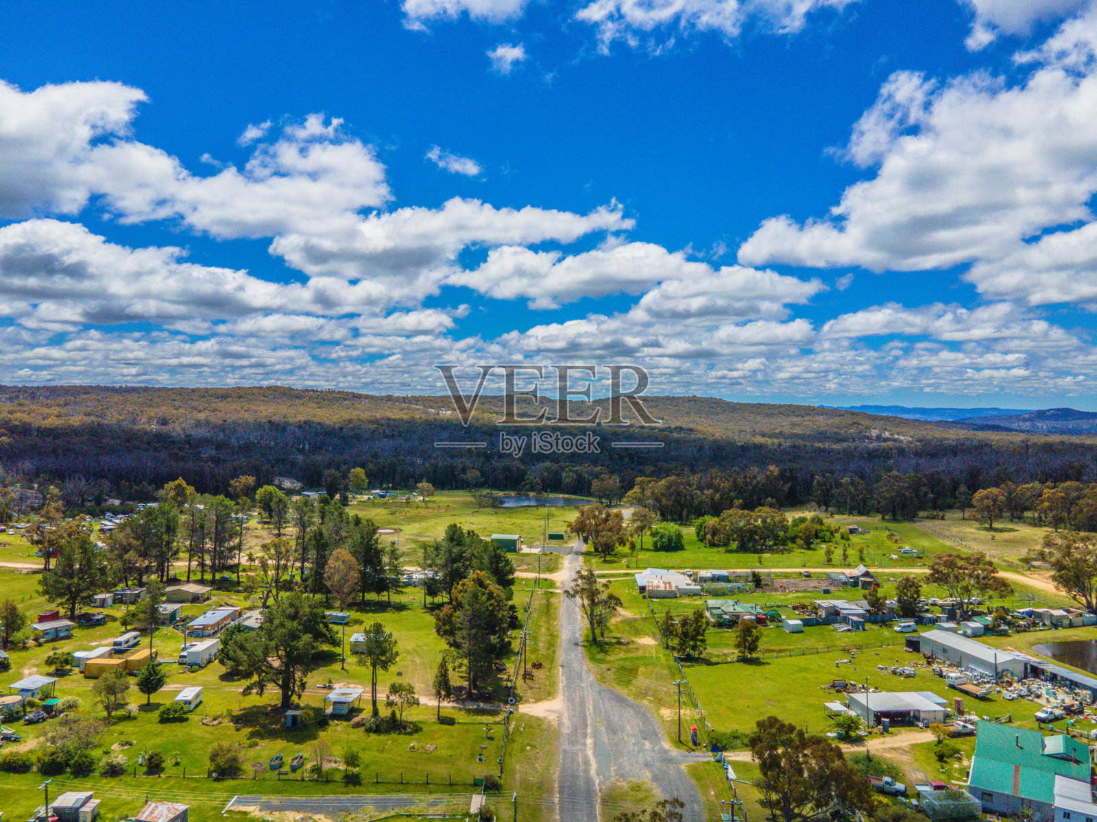 阳光灿烂的一天,澳大利亚托灵顿小村庄的鸟瞰图照片摄影图片