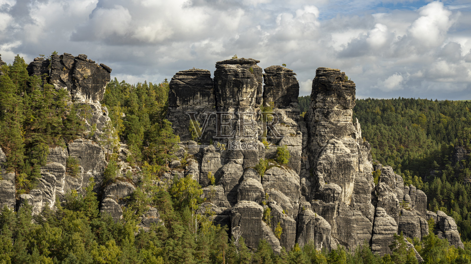 云天,易北沙岩山脉的宁静景色照片摄影图片