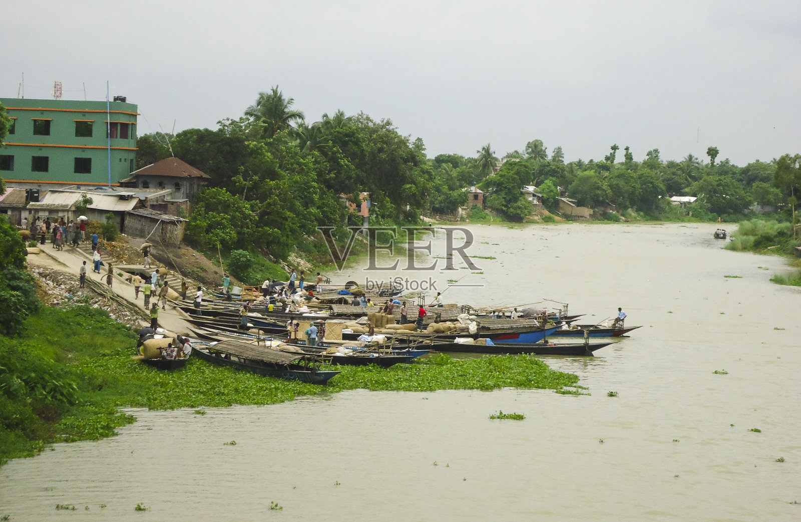 河中的船照片摄影图片