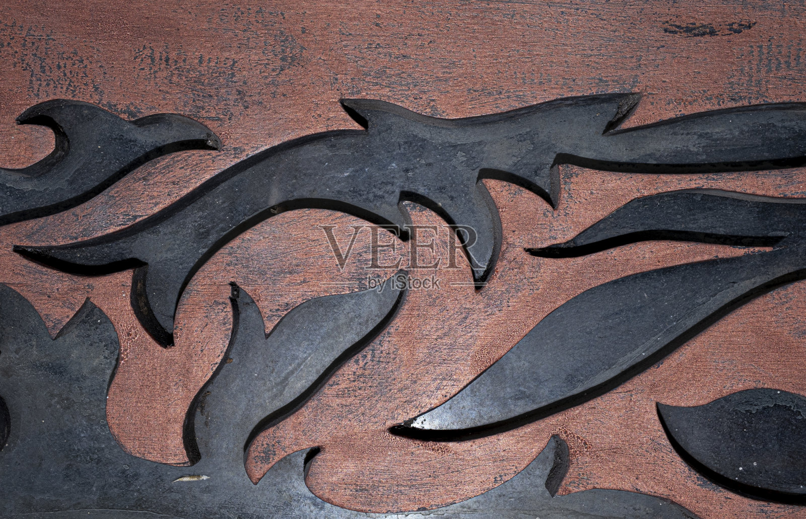 染色木板与叶形雕刻照片摄影图片