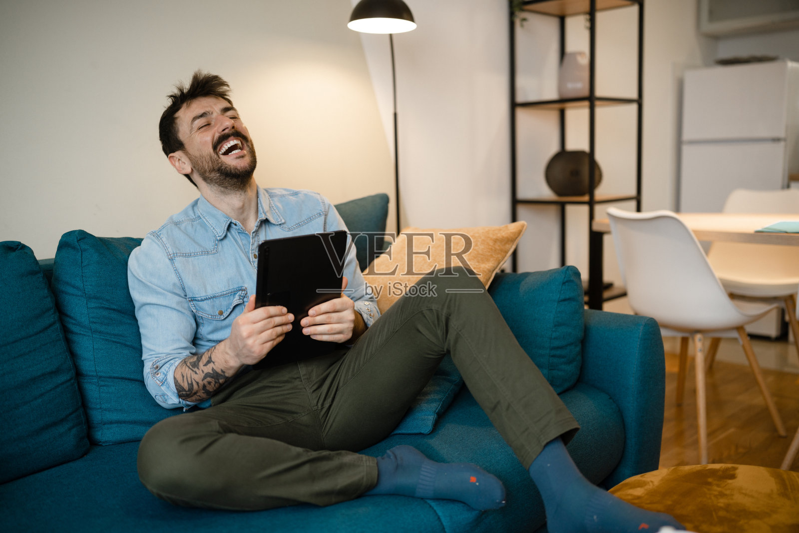 年轻人在家工作照片摄影图片