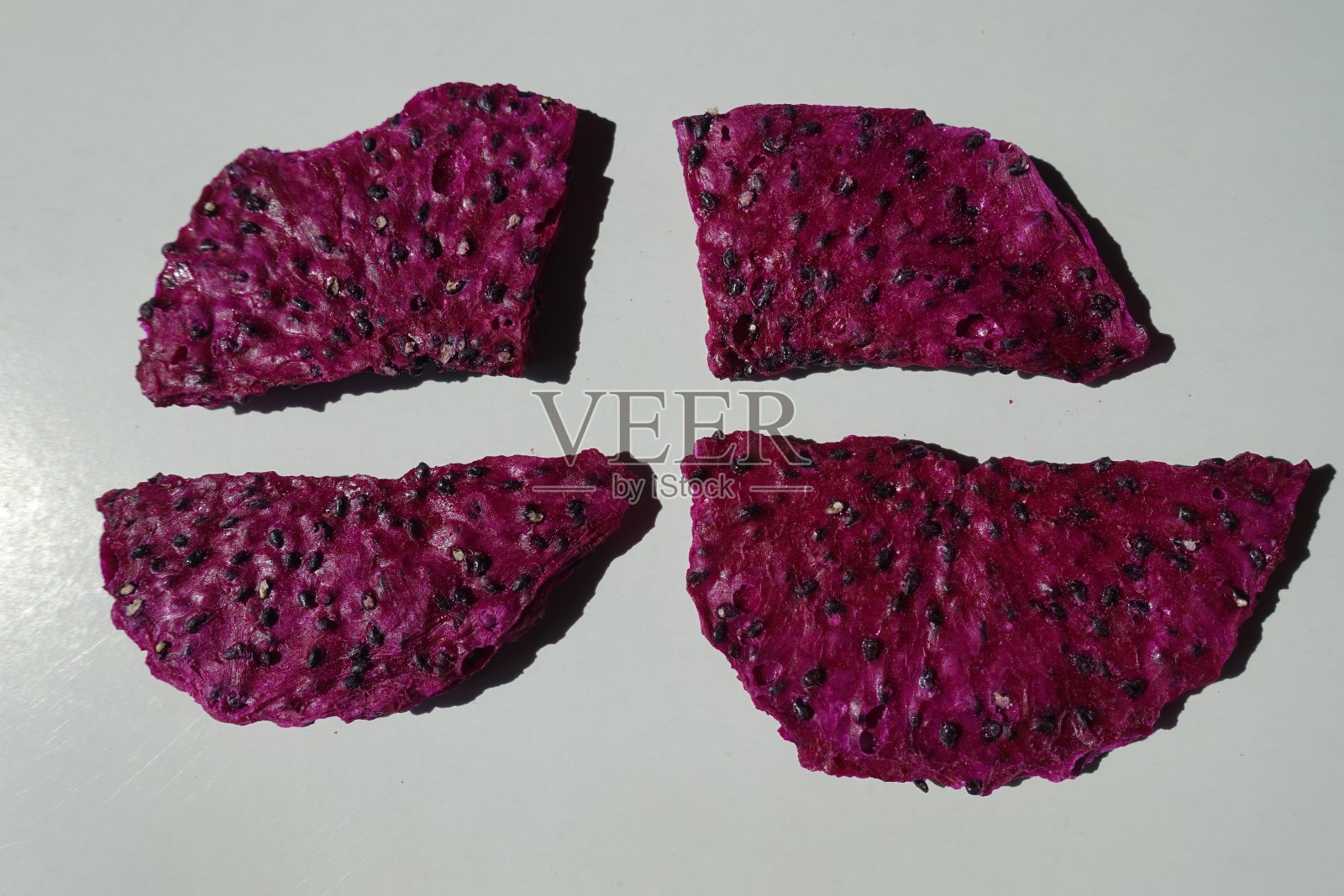 四粒紫色酥脆火龙果干照片摄影图片