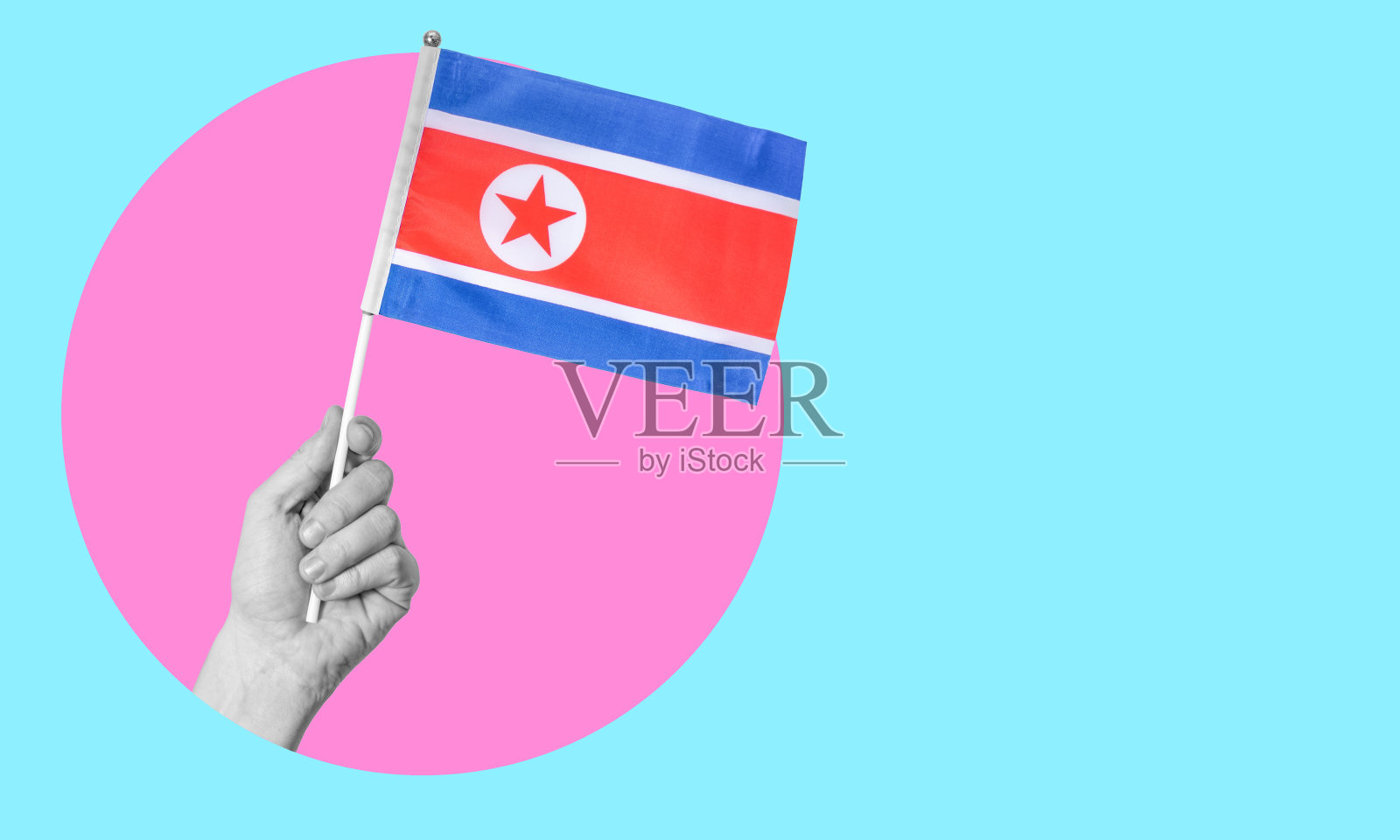 现代艺术的拼贴画。女性手握朝鲜国旗围成一圈,霓虹灯背景,留有文字空间。照片摄影图片