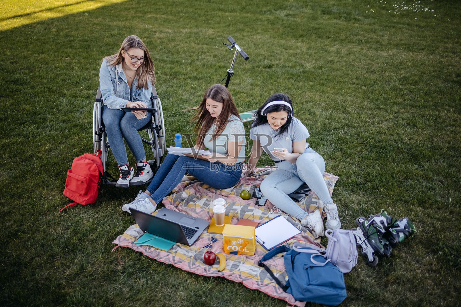 残疾大学生花时间和朋友在外面学习照片摄影图片