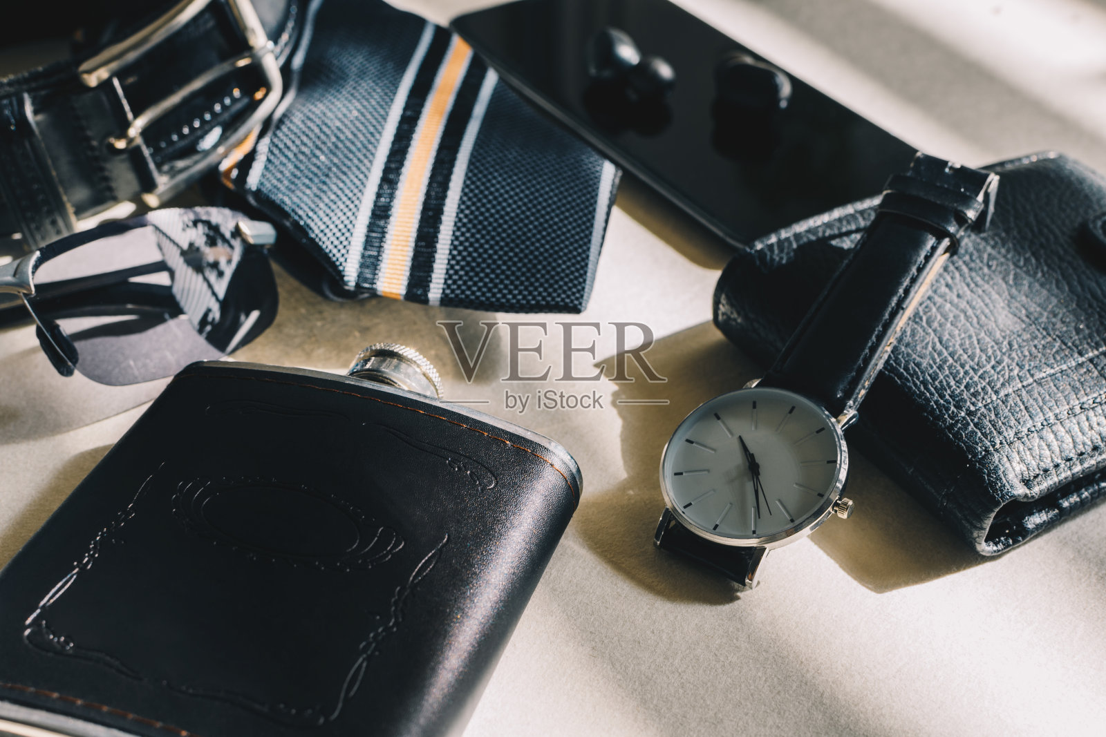 男性配件特写,桌上放着智能手机照片摄影图片