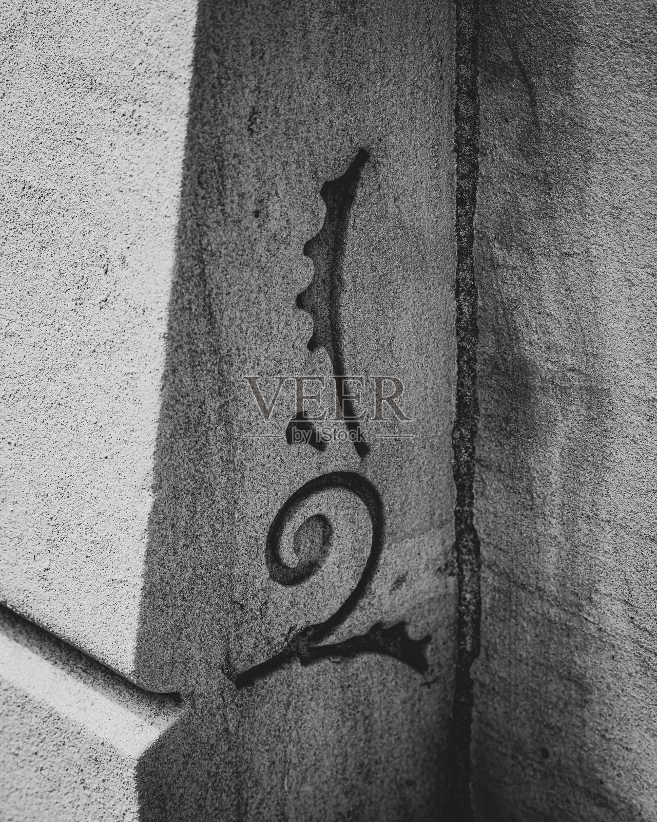 石壁上雕刻图案的灰度镜头照片摄影图片