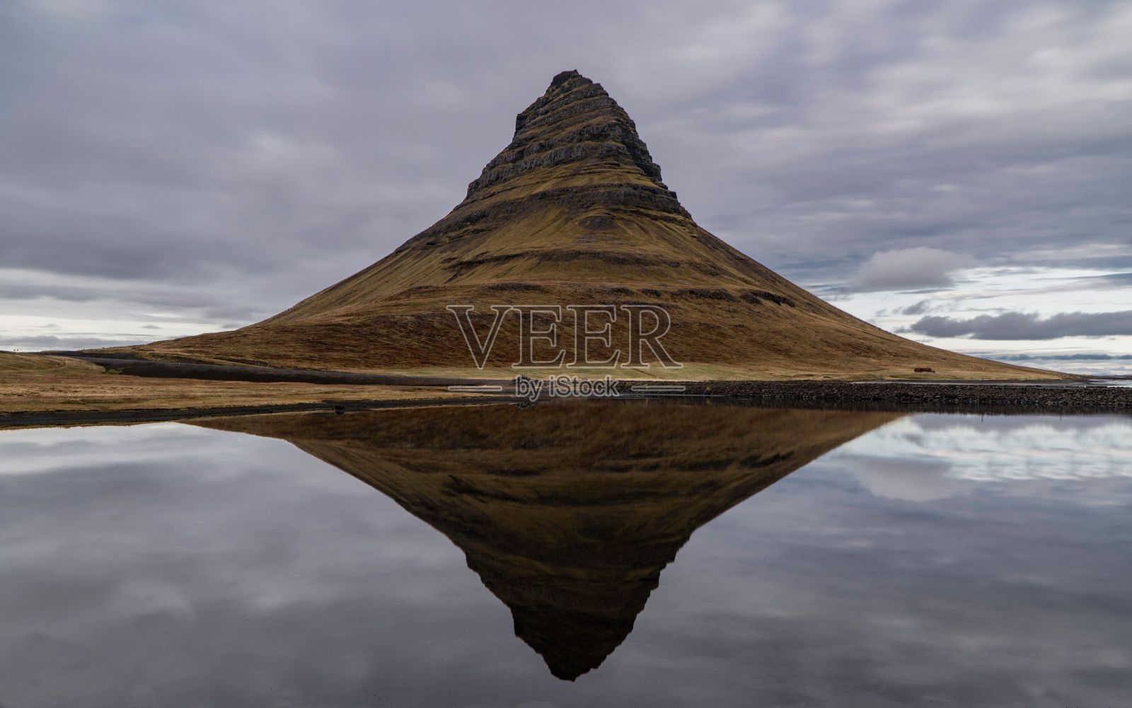美丽的历史Kirkjufell和它在池塘中的清晰倒影照片摄影图片