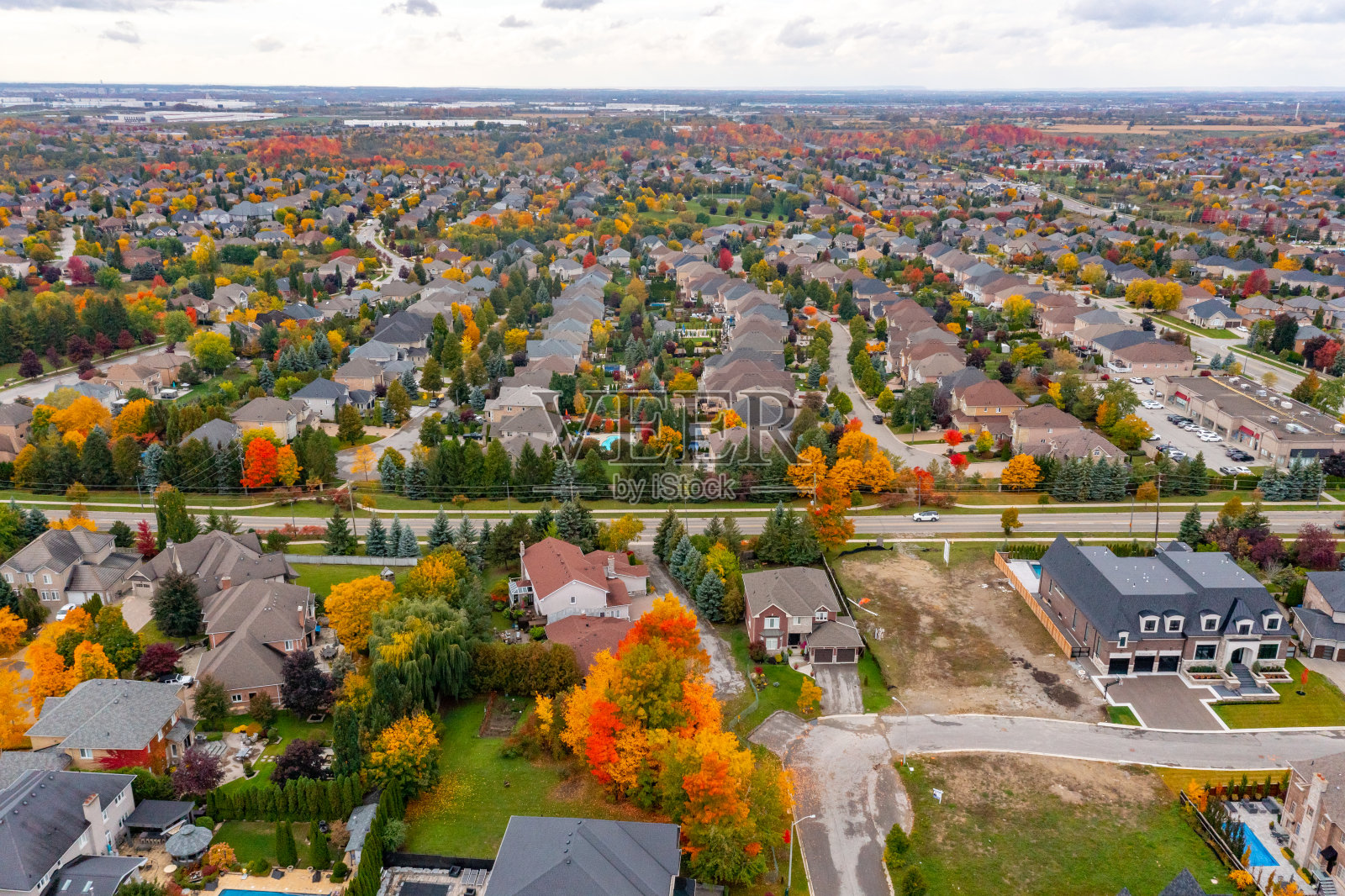 多色树叶在邻里博伊德公园和伊斯灵顿大街,伍德布里奇,加拿大照片摄影图片