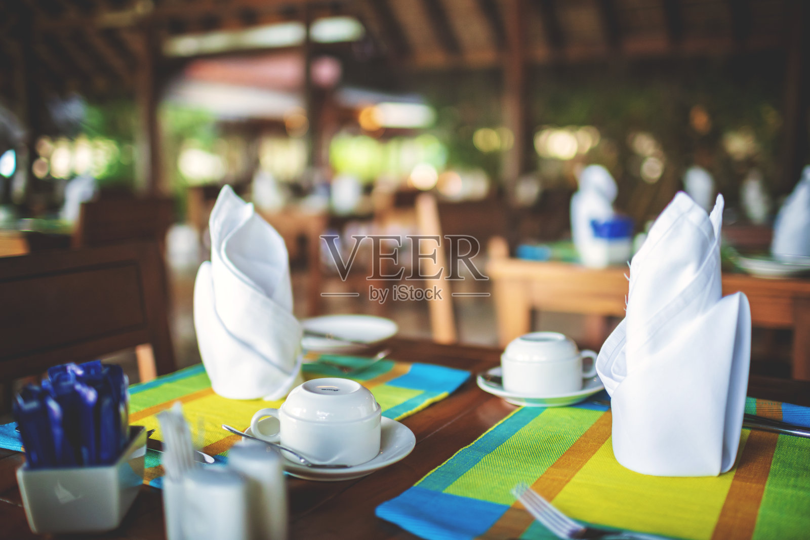 马尔代夫海边一家开放式餐厅里精美的餐桌照片摄影图片